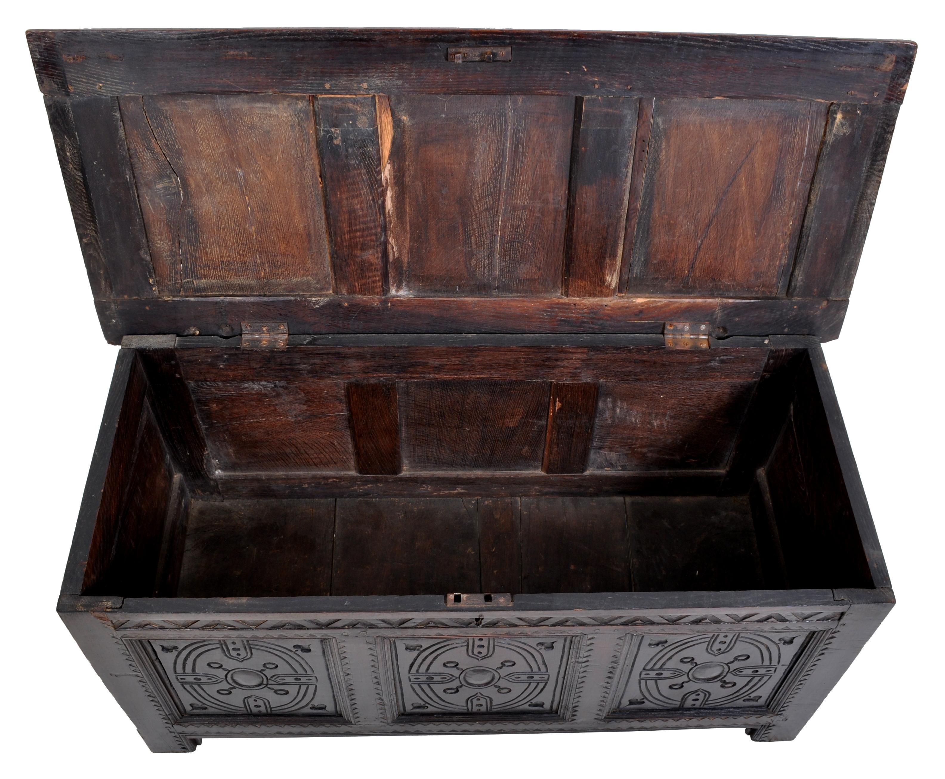 Fin du XVIIe siècle Antiquité - Charles II - Coffre / Chest / Trunk en Oak sculpté, circa 1670 en vente