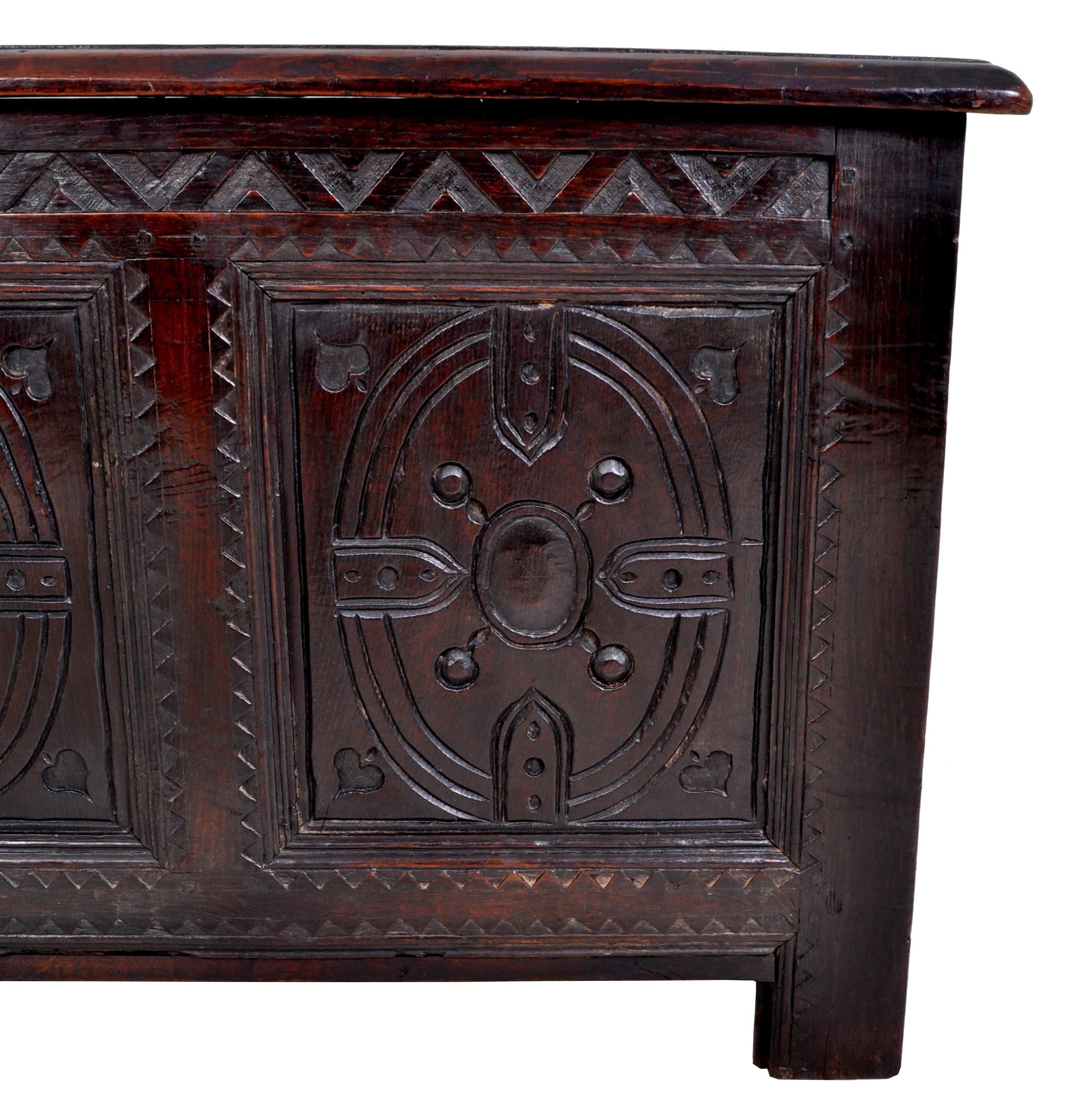 Chêne Antiquité - Charles II - Coffre / Chest / Trunk en Oak sculpté, circa 1670 en vente