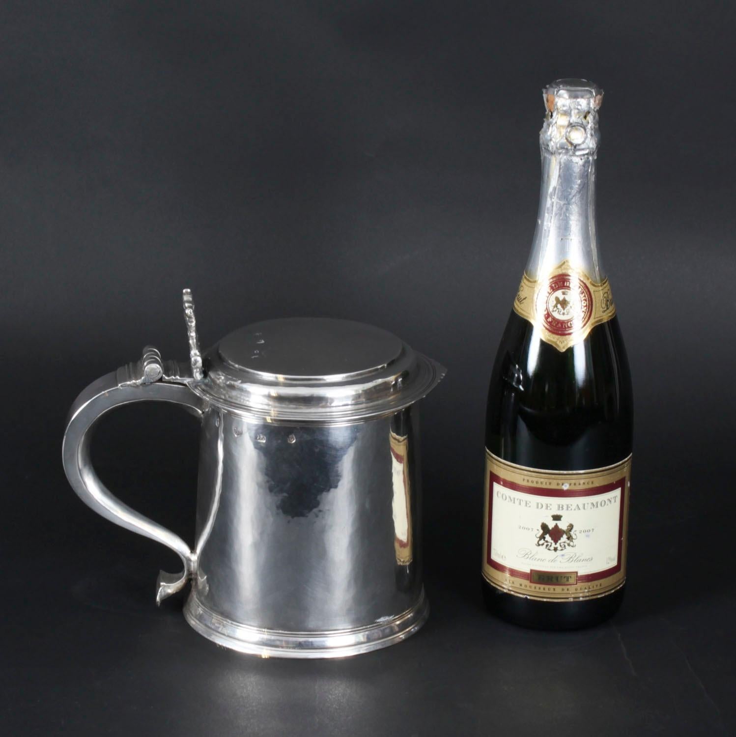 Antiker englischer Tankard aus Sterlingsilber im Stil Karls II. 1680 17. Jahrhundert im Angebot 14