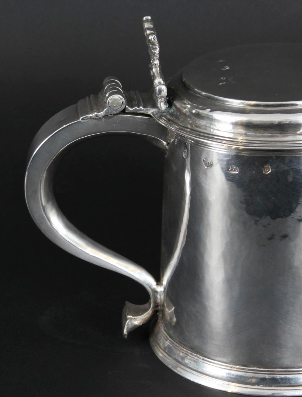 Antiker englischer Tankard aus Sterlingsilber im Stil Karls II. 1680 17. Jahrhundert im Zustand „Gut“ im Angebot in London, GB