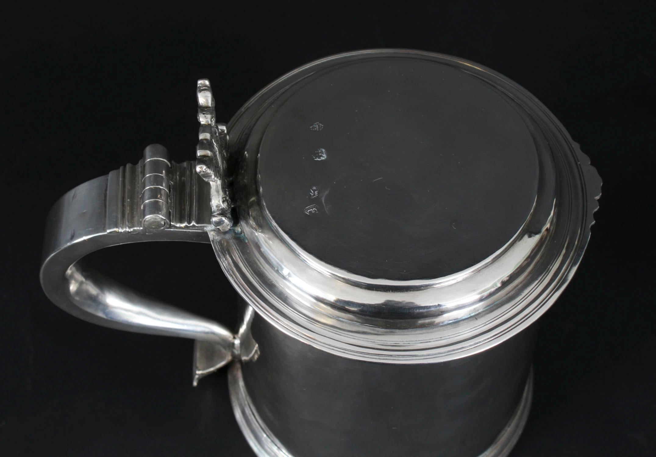 Antiker englischer Tankard aus Sterlingsilber im Stil Karls II. 1680 17. Jahrhundert im Angebot 1