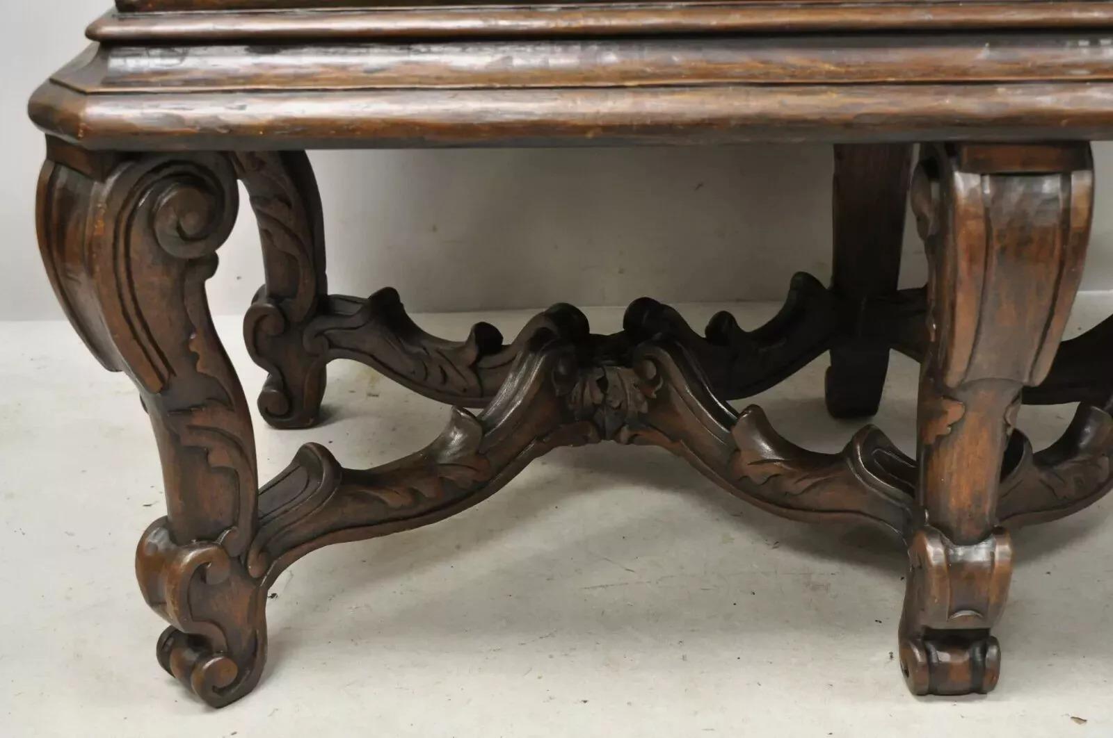 Legno Antico Charles II Georgiano, mobile in lacca scolpita con scaglie di giapano, su base in vendita