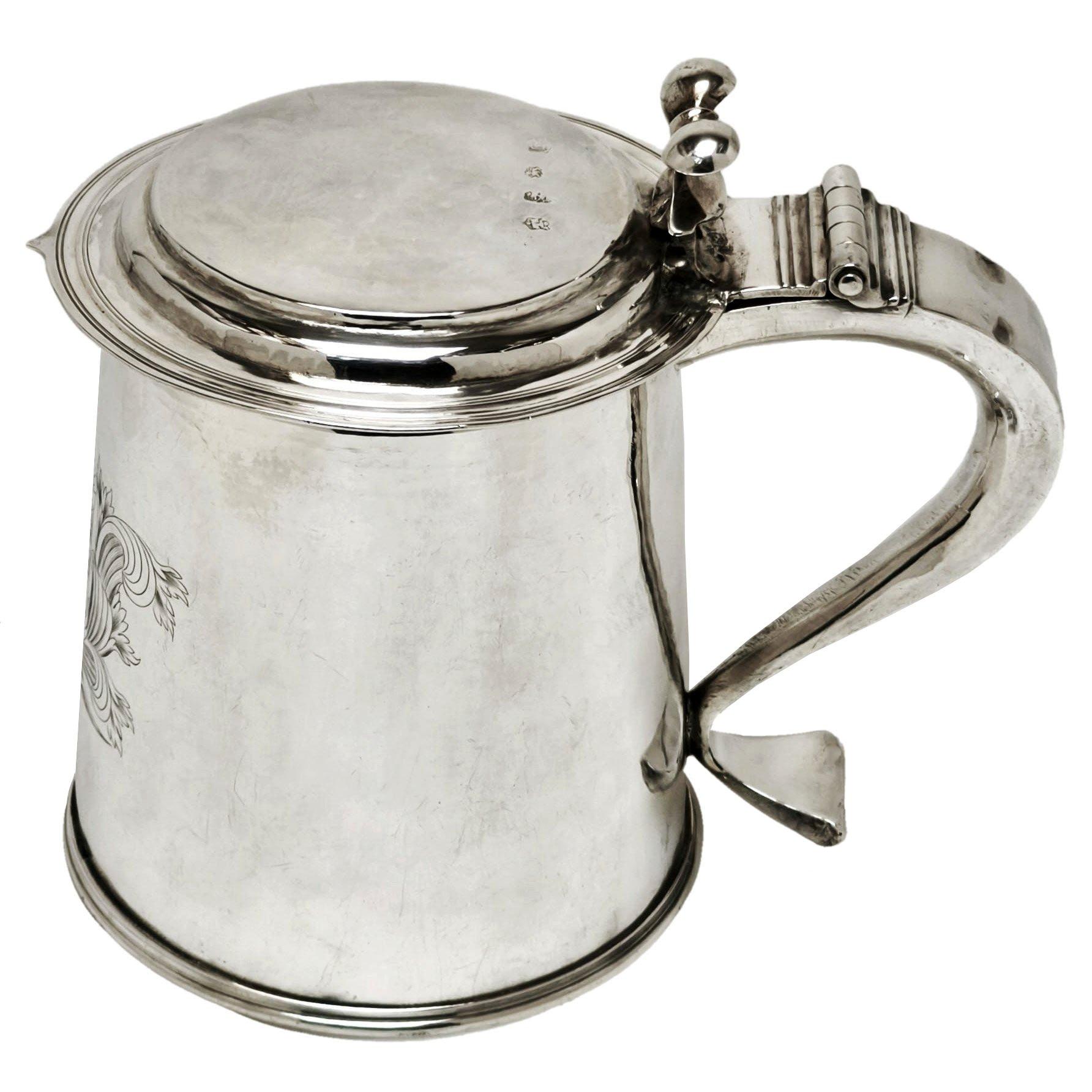 Eine prächtige antike Charles II Sterling Silber Lidded Tankard mit leicht getapten geraden Seiten und einem beeindruckenden Scroll Griff. Der Krug ist mit einem eindrucksvollen gravierten Wappen gegenüber dem Griff versehen.

Ungefähr. Gewicht -