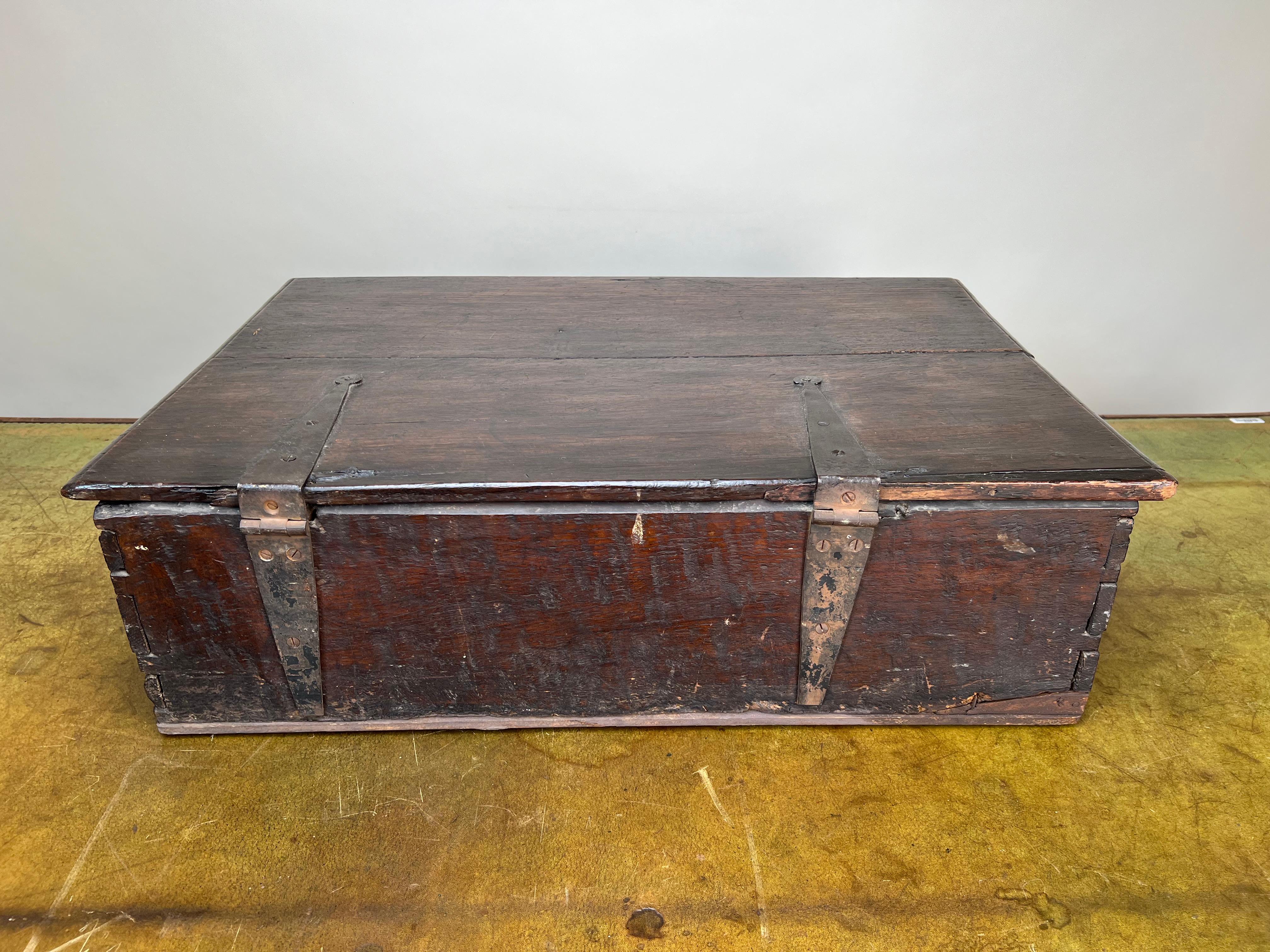 Boîte de Bible ancienne Charles II en chêne avec facart sculpté, vers 1660-1685 en vente 3
