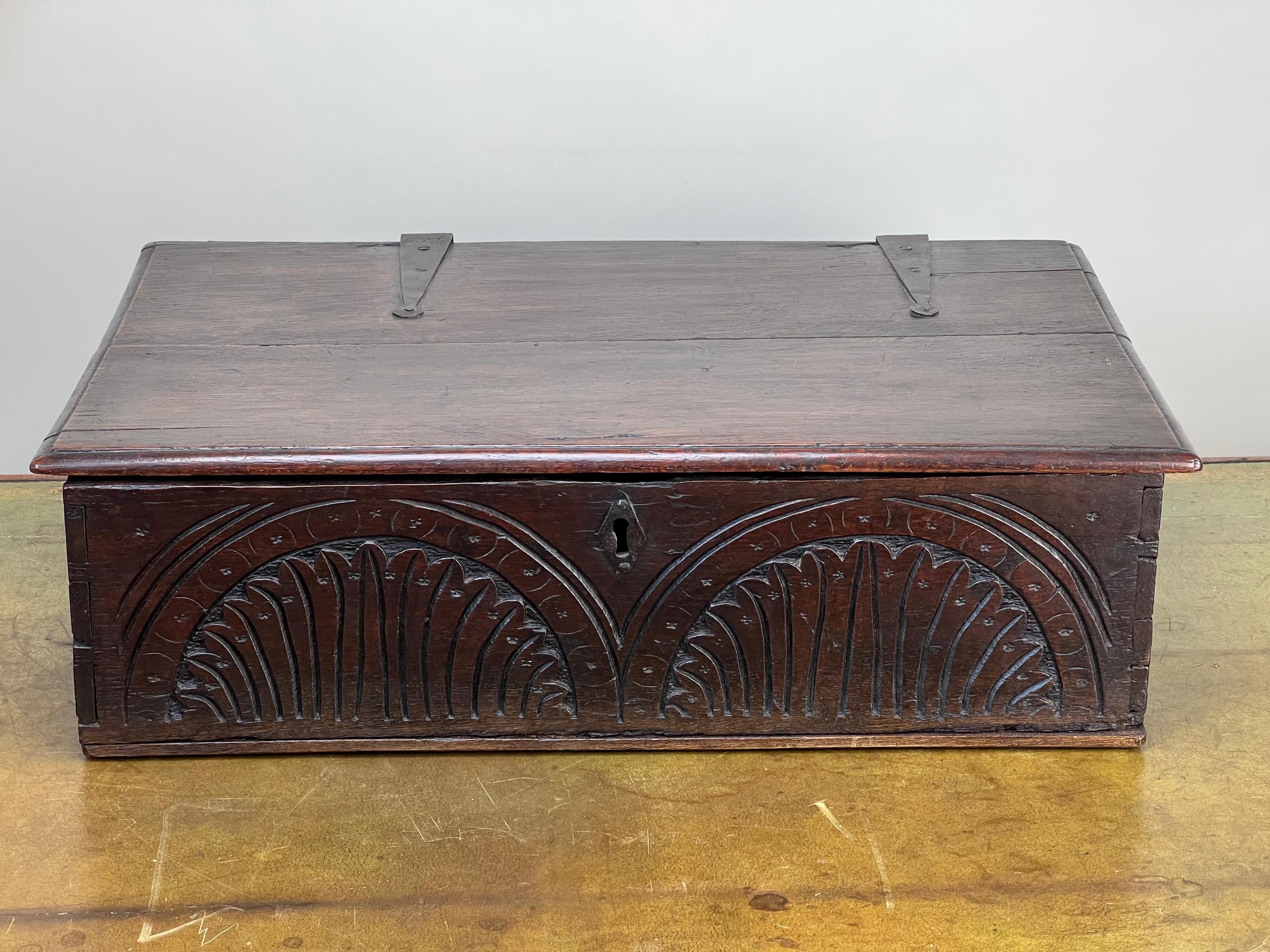 Ce coffret biblique ancien en chêne Charles II, datant d'environ 1660-1685, est une pièce remarquable du mobilier anglais ancien, illustrant les détails de l'artisanat et l'esthétique du design de l'époque. Le chêne a développé une belle patine au