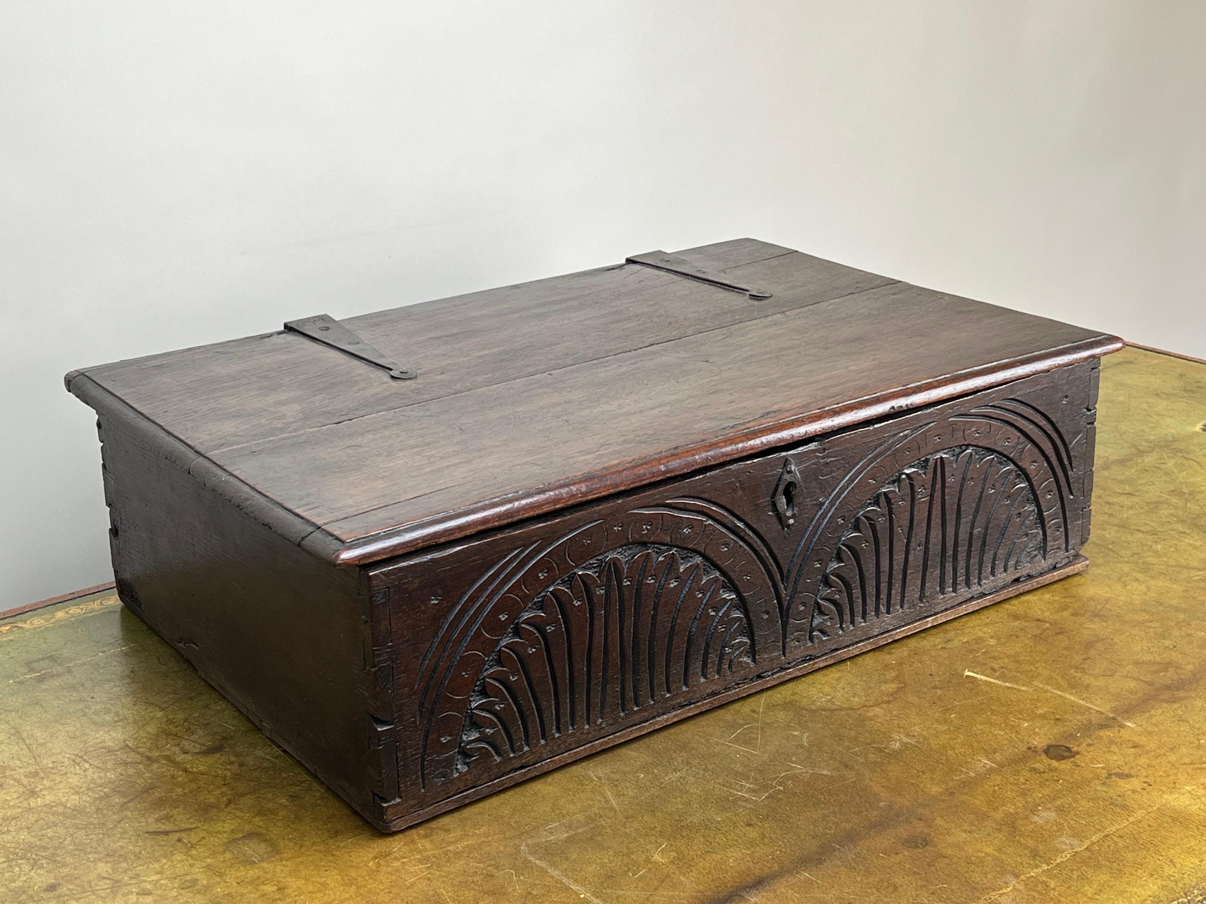 Anglais Boîte de Bible ancienne Charles II en chêne avec facart sculpté, vers 1660-1685 en vente