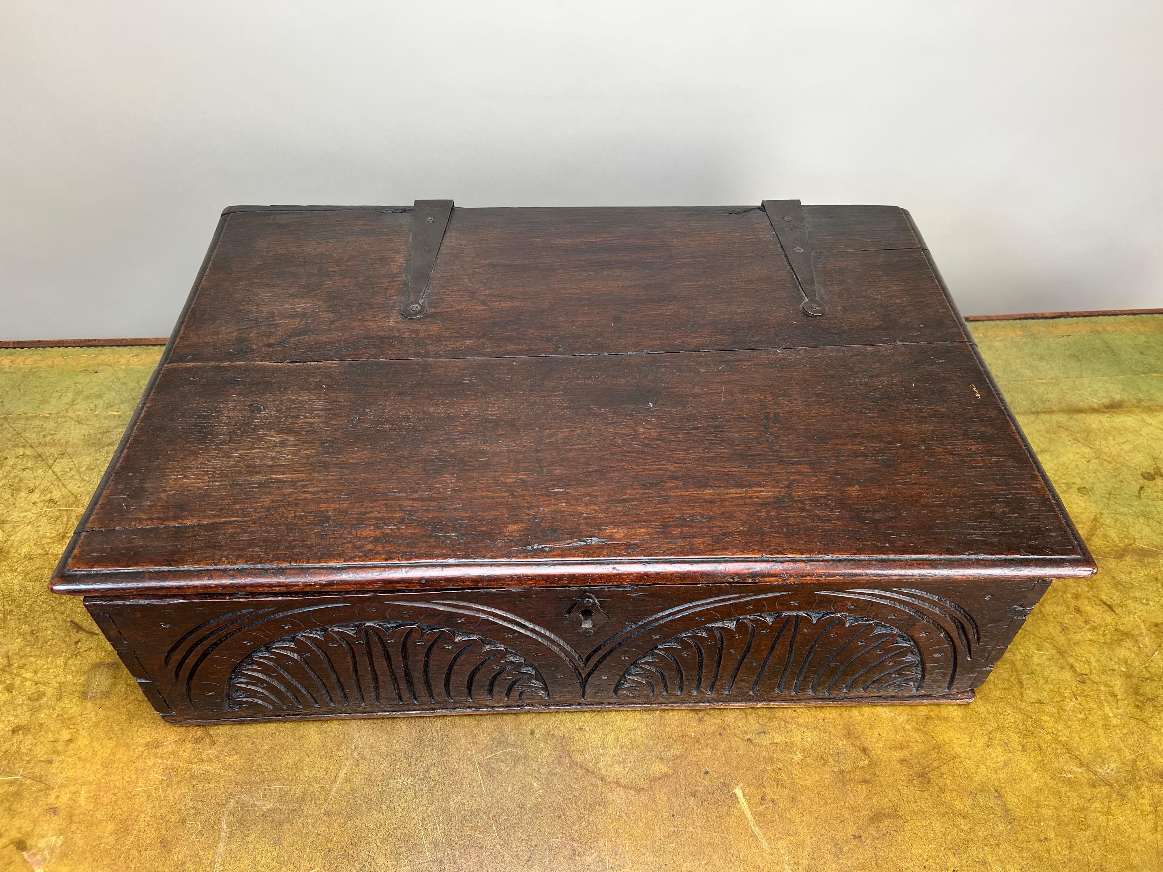 Boîte de Bible ancienne Charles II en chêne avec facart sculpté, vers 1660-1685 Bon état - En vente à Westfield, MA