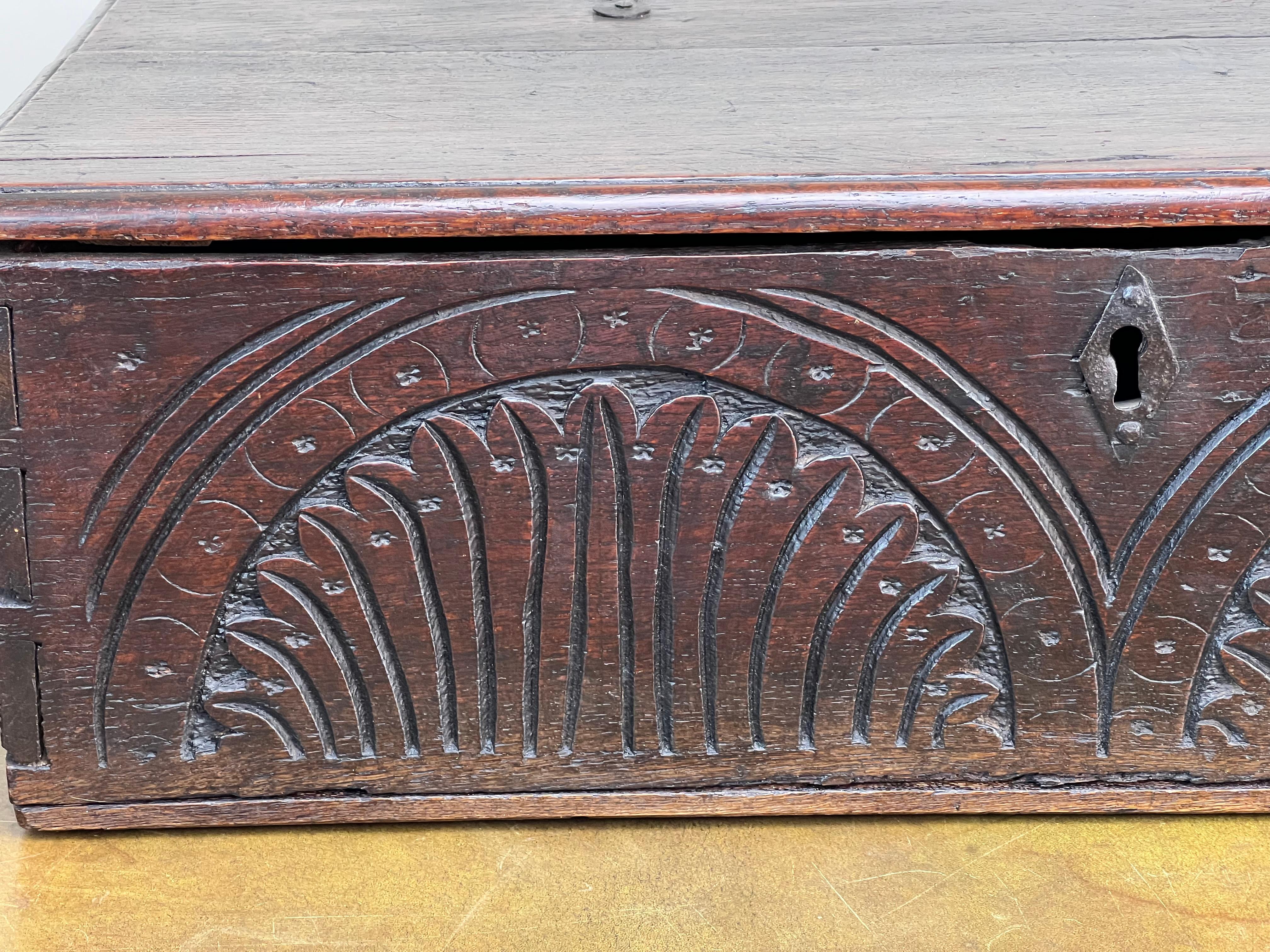 Chêne Boîte de Bible ancienne Charles II en chêne avec facart sculpté, vers 1660-1685 en vente