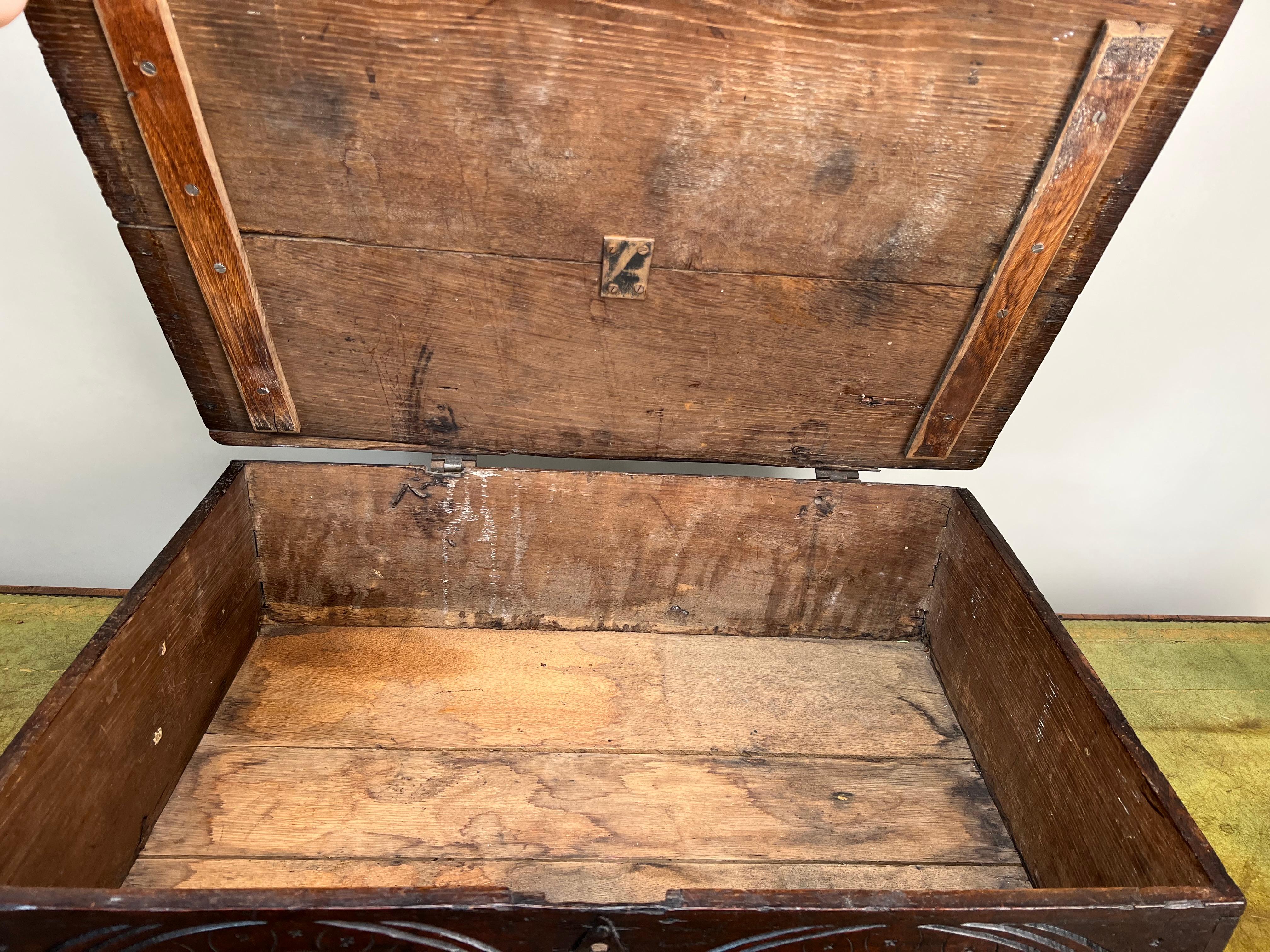 Boîte de Bible ancienne Charles II en chêne avec facart sculpté, vers 1660-1685 en vente 1