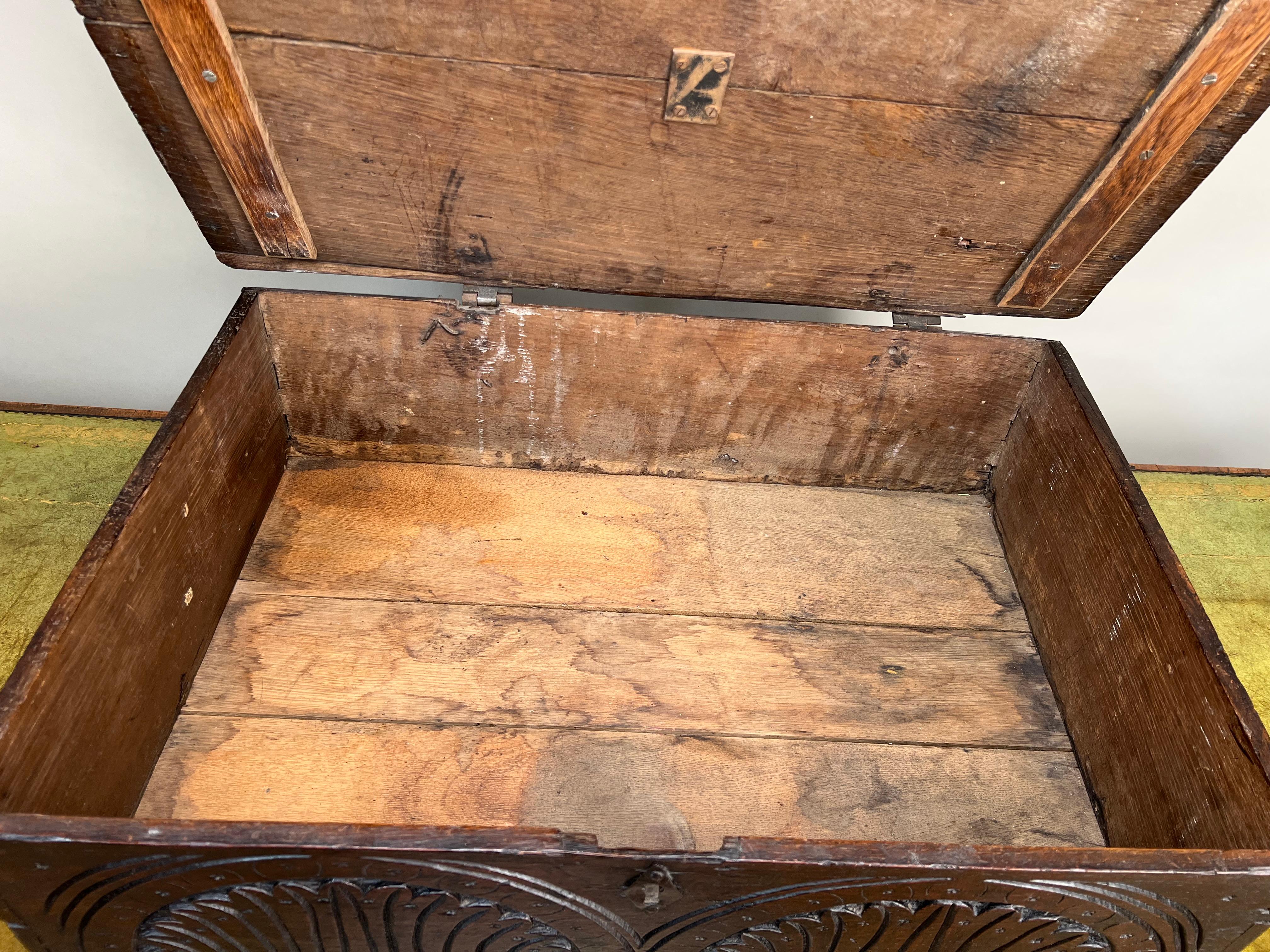Boîte de Bible ancienne Charles II en chêne avec facart sculpté, vers 1660-1685 en vente 2