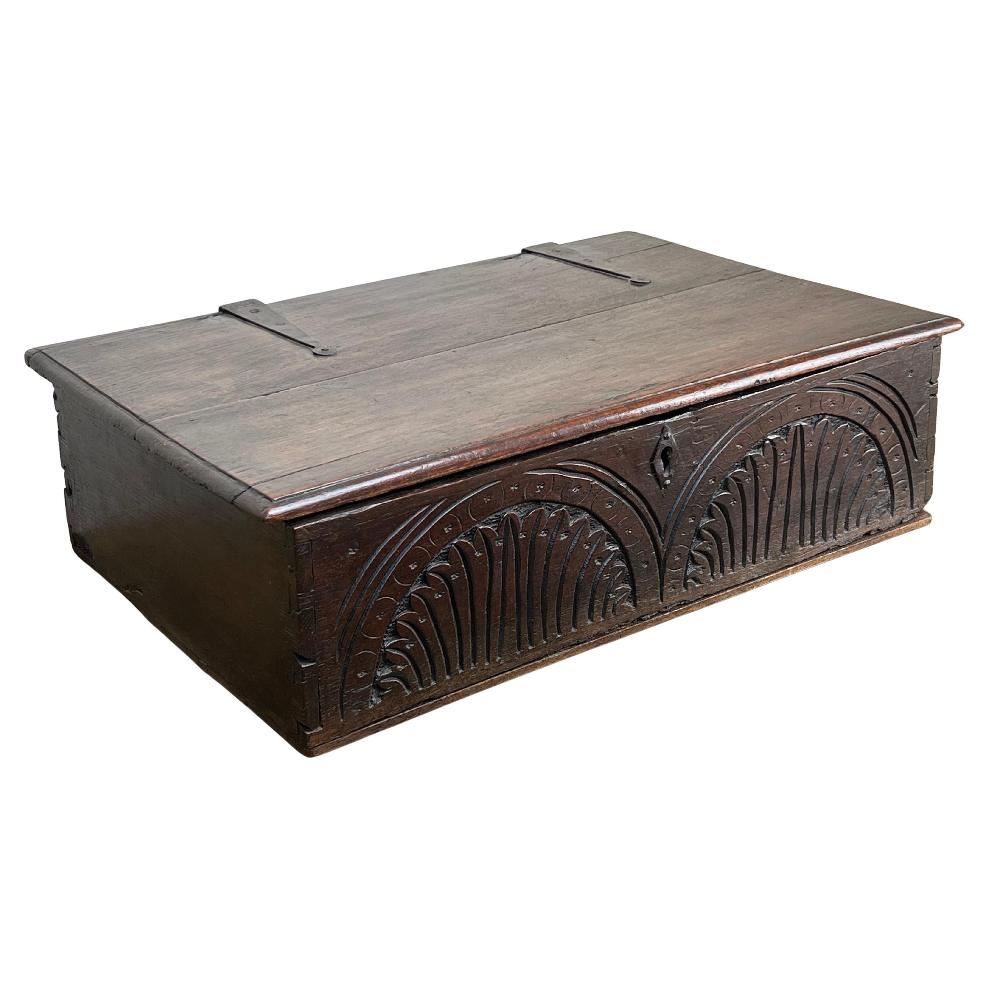 Antigua Caja Bíblica de Roble de Carlos II con Fachada Tallada c. 1660-1685