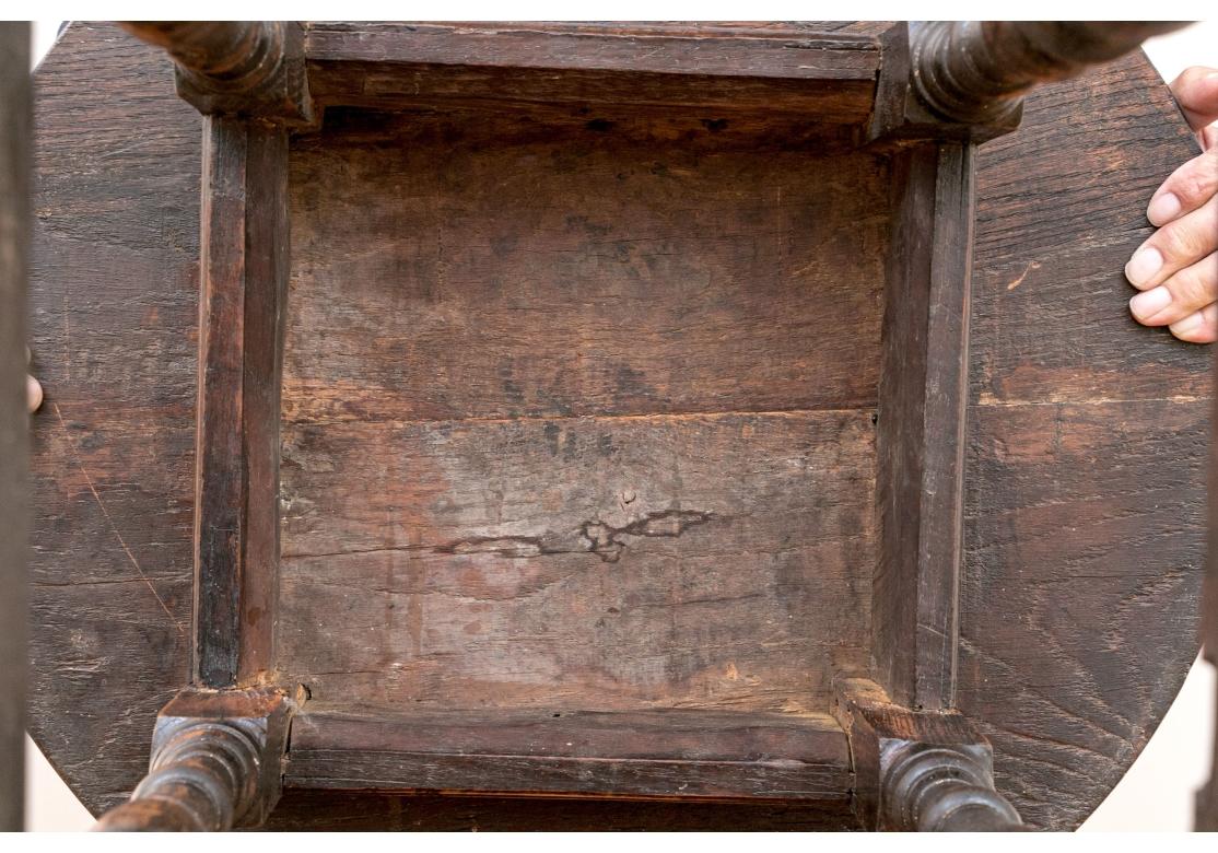Ancienne table de taverne ovale Charles II avec pieds tournés en vente 7