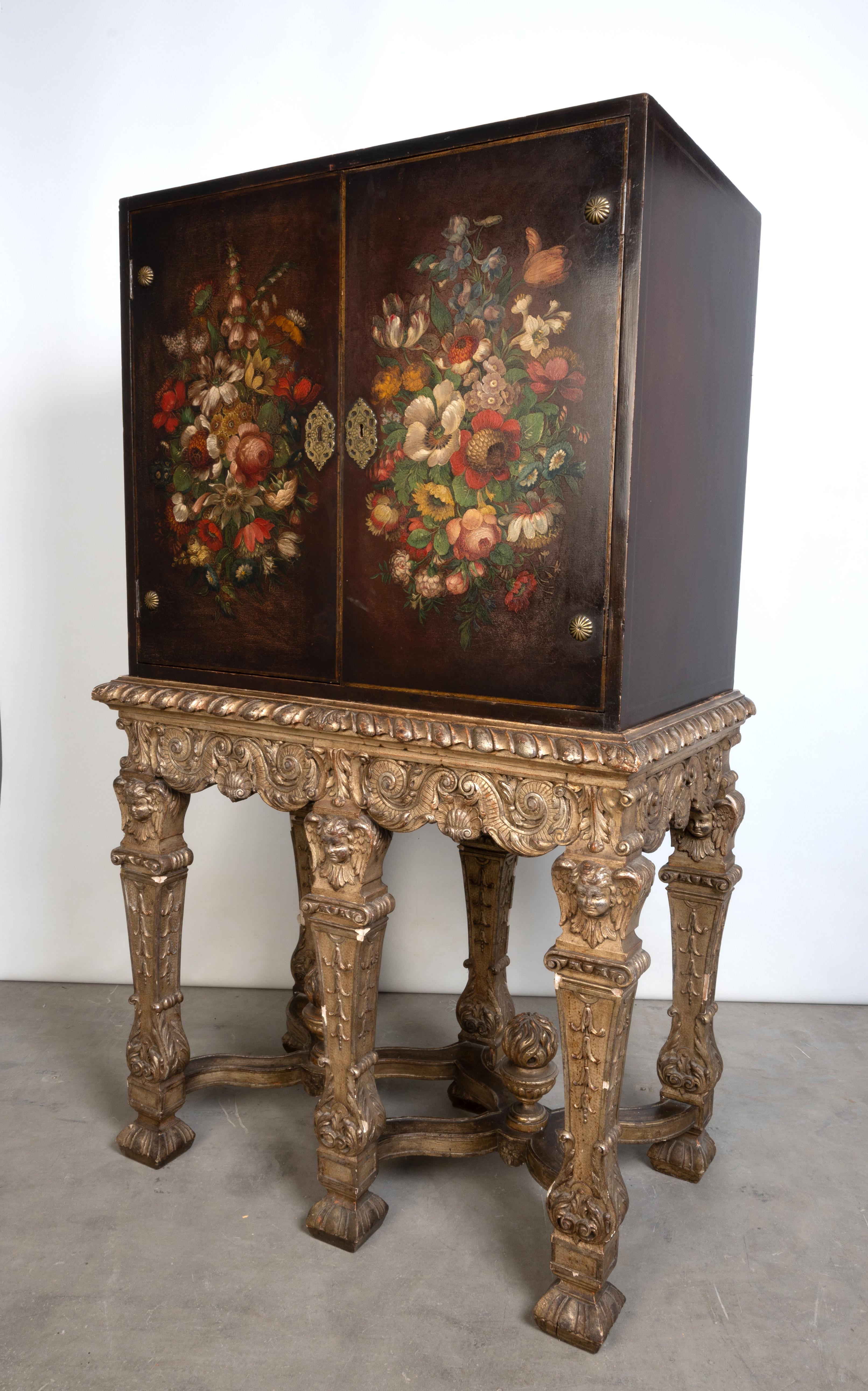 Antico mobile Charles II Revival laccato in policromia su supporto C.C. 1920

Inizio del XX secolo, con una coppia di porte che racchiudono l'interno di un mobile da cocktail a specchio, sollevato su un piedistallo intagliato e dipinto
84 cm di