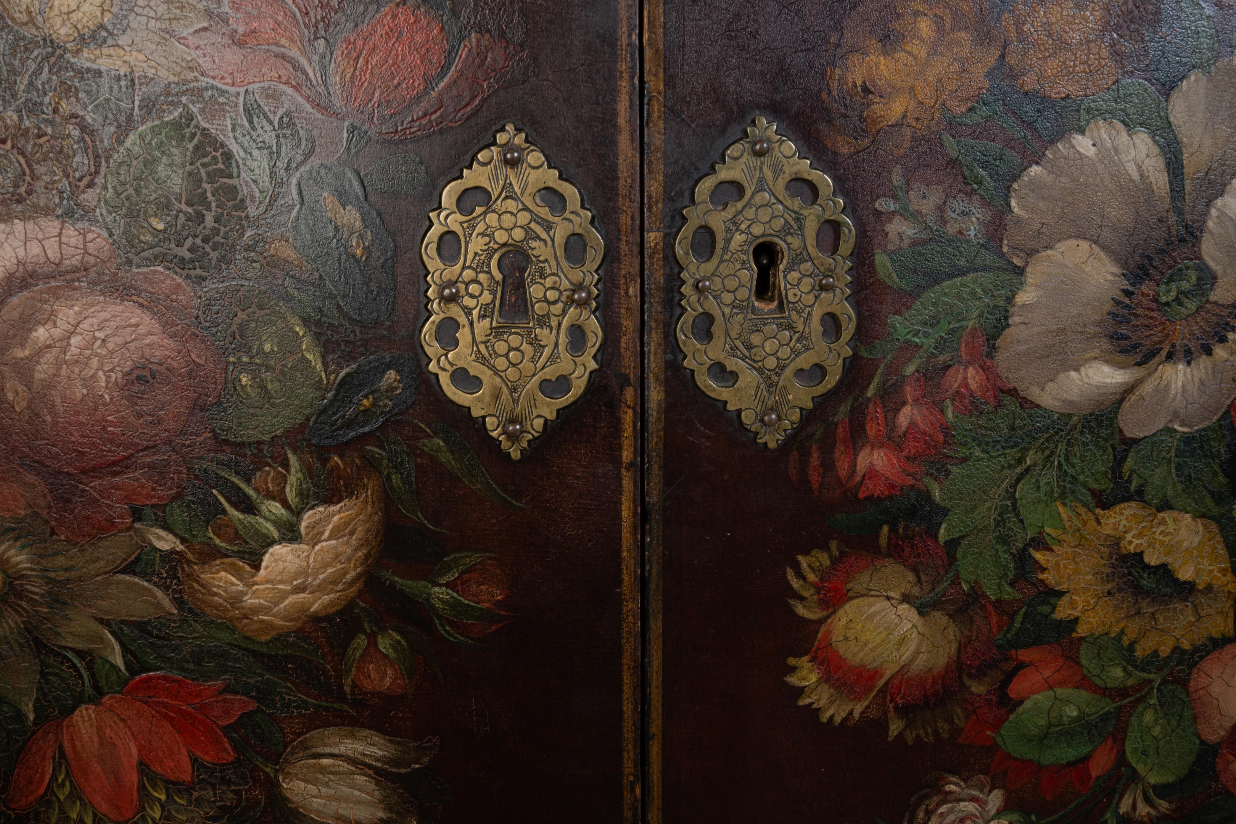 Ottone Antico mobile Charles II Revival laccato in policromia su supporto C.C. 1920 in vendita