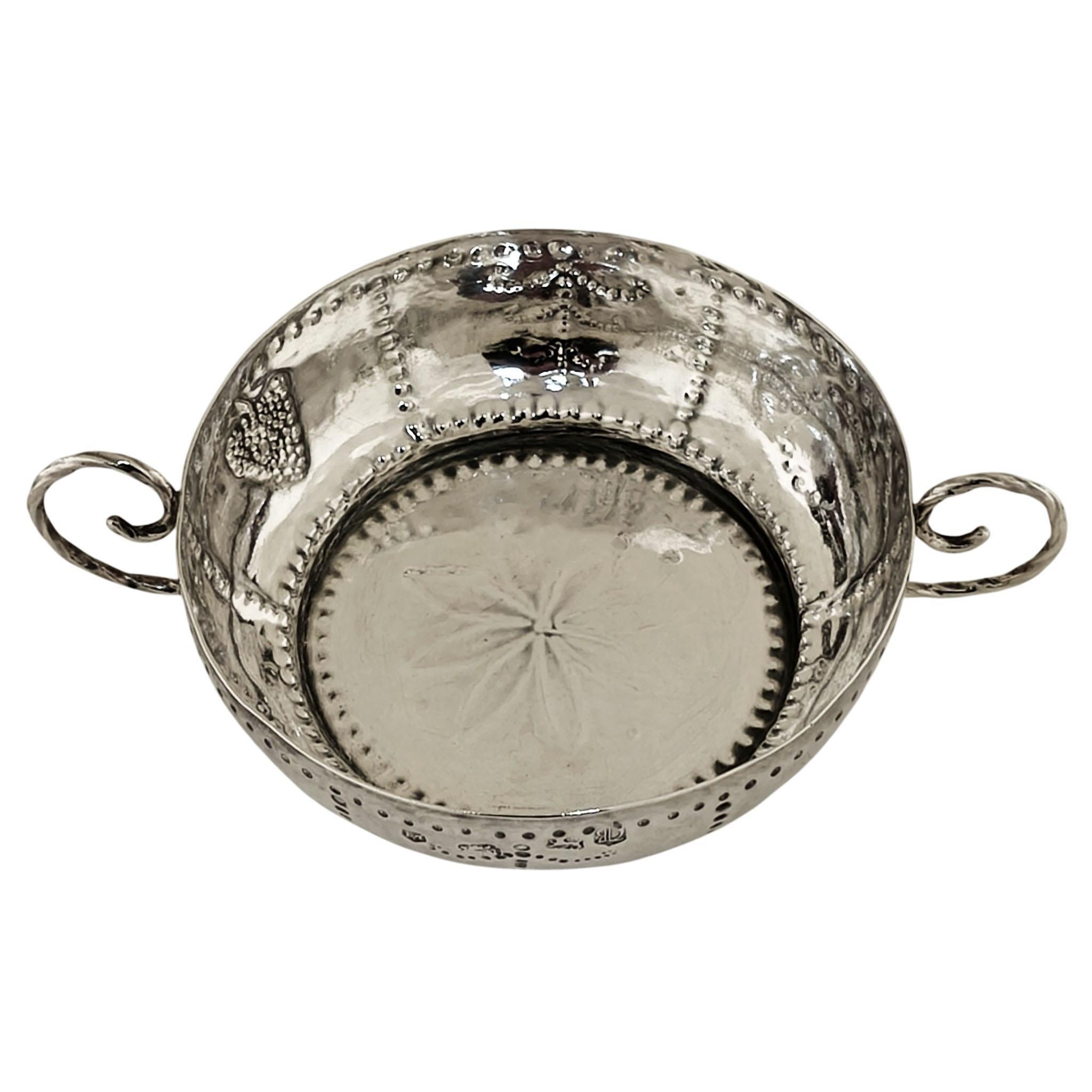 Un delizioso antico assaggiatore di vino in argento Sterling Charles II con due manici a filo ritorto. I lati e la base della ciotola presentano un semplice disegno cesellato. Questo assaggiatore di vino è di buone dimensioni.

Realizzato nel 1673 a