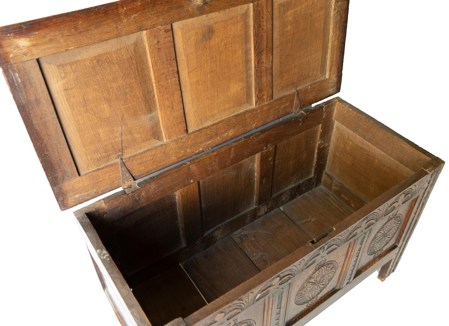 Antike Charles II West Country geschnitzte Eichenholz-Koffer-Kommode aus dem 17. Jahrhundert im Angebot 4