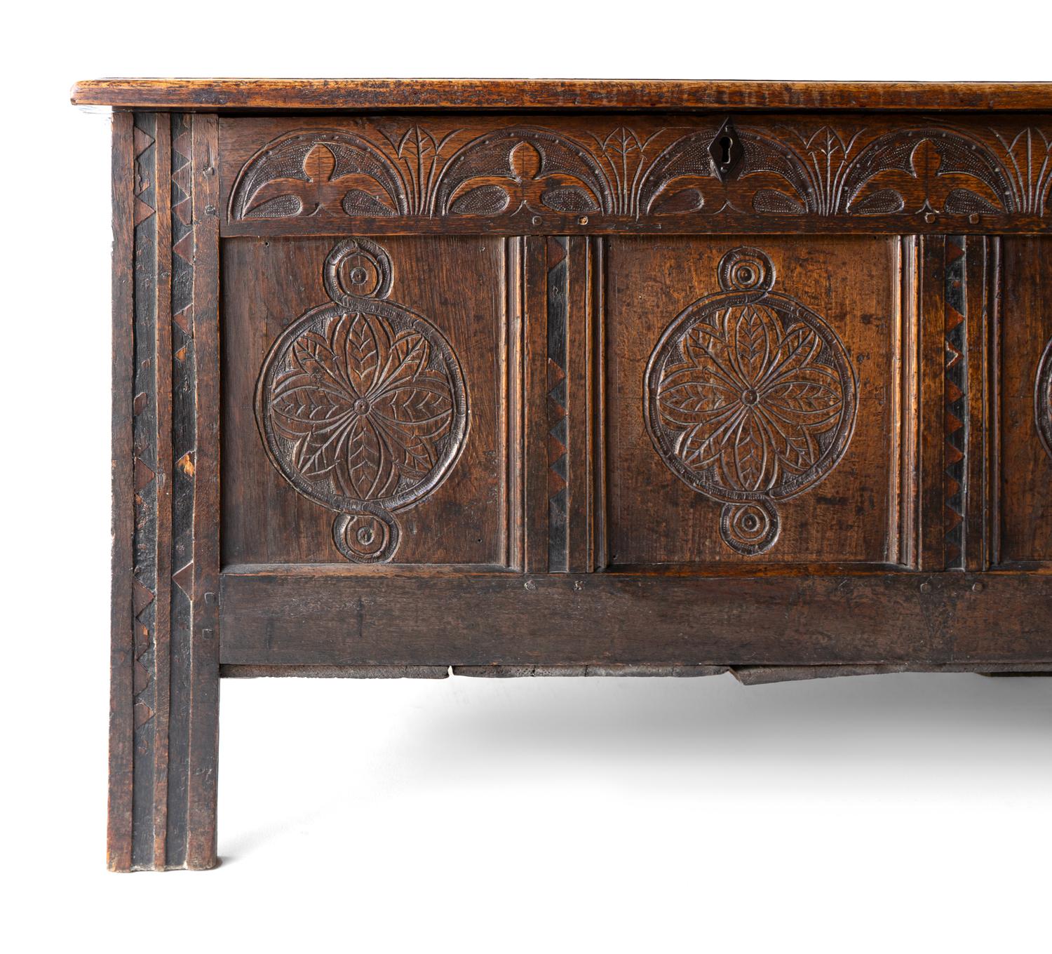 Antike Charles II West Country geschnitzte Eichenholz-Koffer-Kommode aus dem 17. Jahrhundert (Charles II.) im Angebot