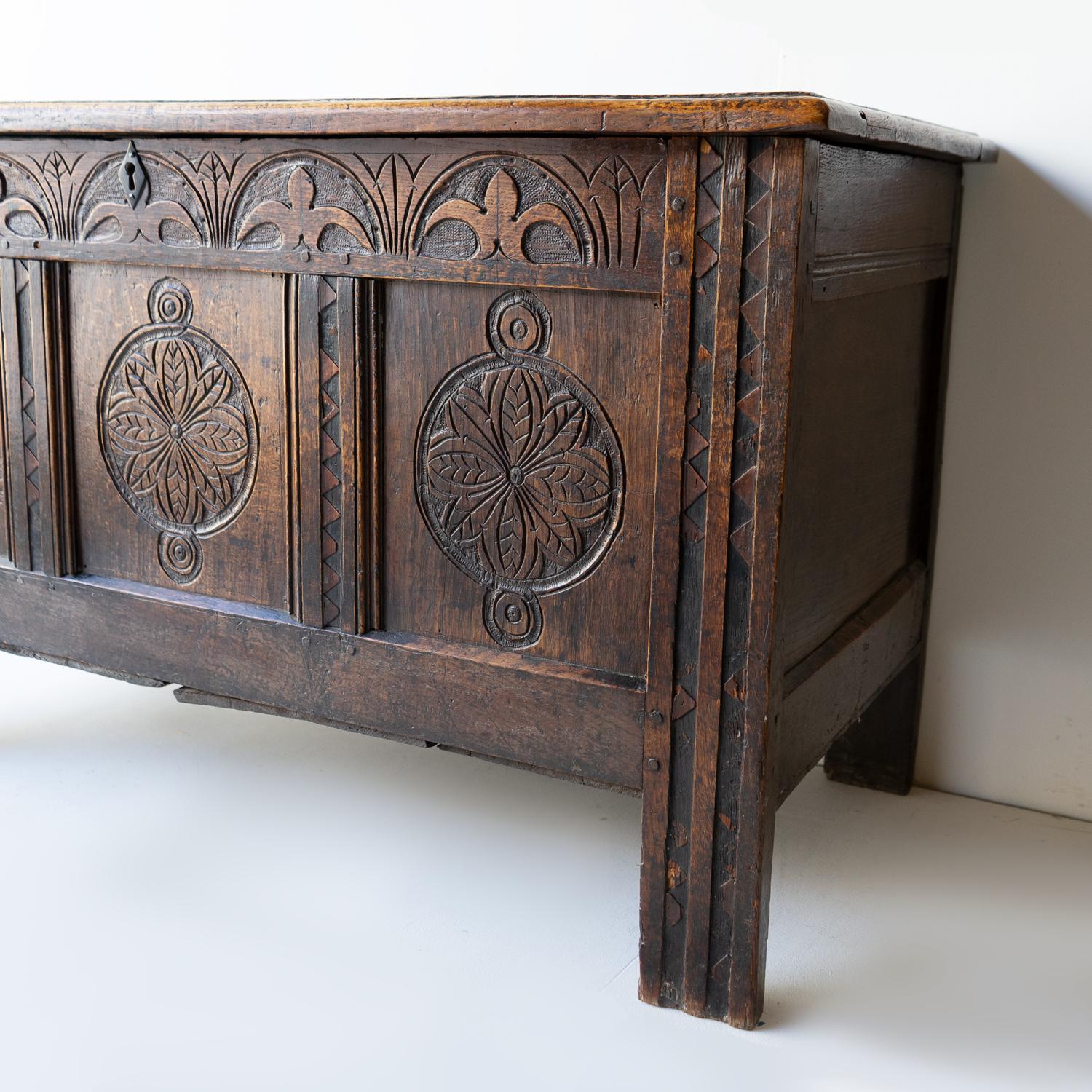 Antike Charles II West Country geschnitzte Eichenholz-Koffer-Kommode aus dem 17. Jahrhundert (Holz) im Angebot