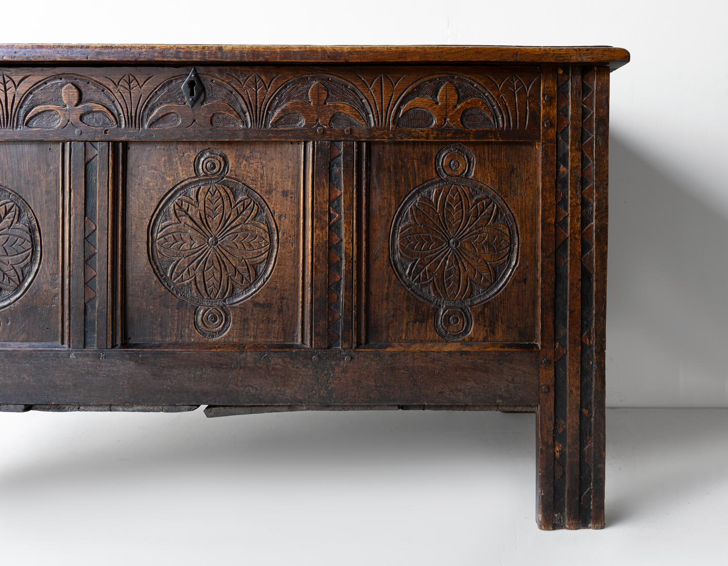 Antike Charles II West Country geschnitzte Eichenholz-Koffer-Kommode aus dem 17. Jahrhundert im Angebot 1