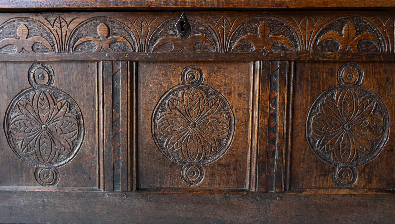 Antike Charles II West Country geschnitzte Eichenholz-Koffer-Kommode aus dem 17. Jahrhundert im Angebot 2