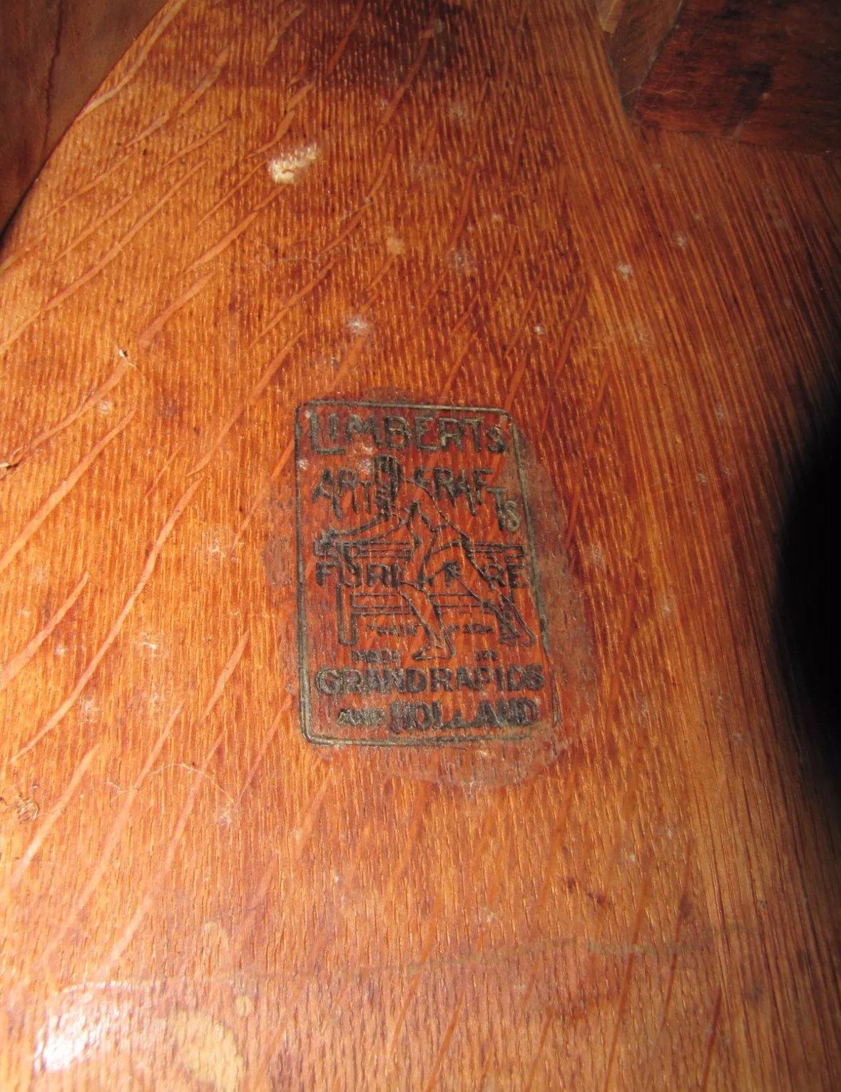 Table de salle à manger ancienne Charles Limbert du début des années 1900 - époque Stickley

Il s'agit d'une ancienne table à manger Charles Limbert de l'époque Stickley (début des années 1900).  Il est extensible, mais nous n'avons pas de feuilles