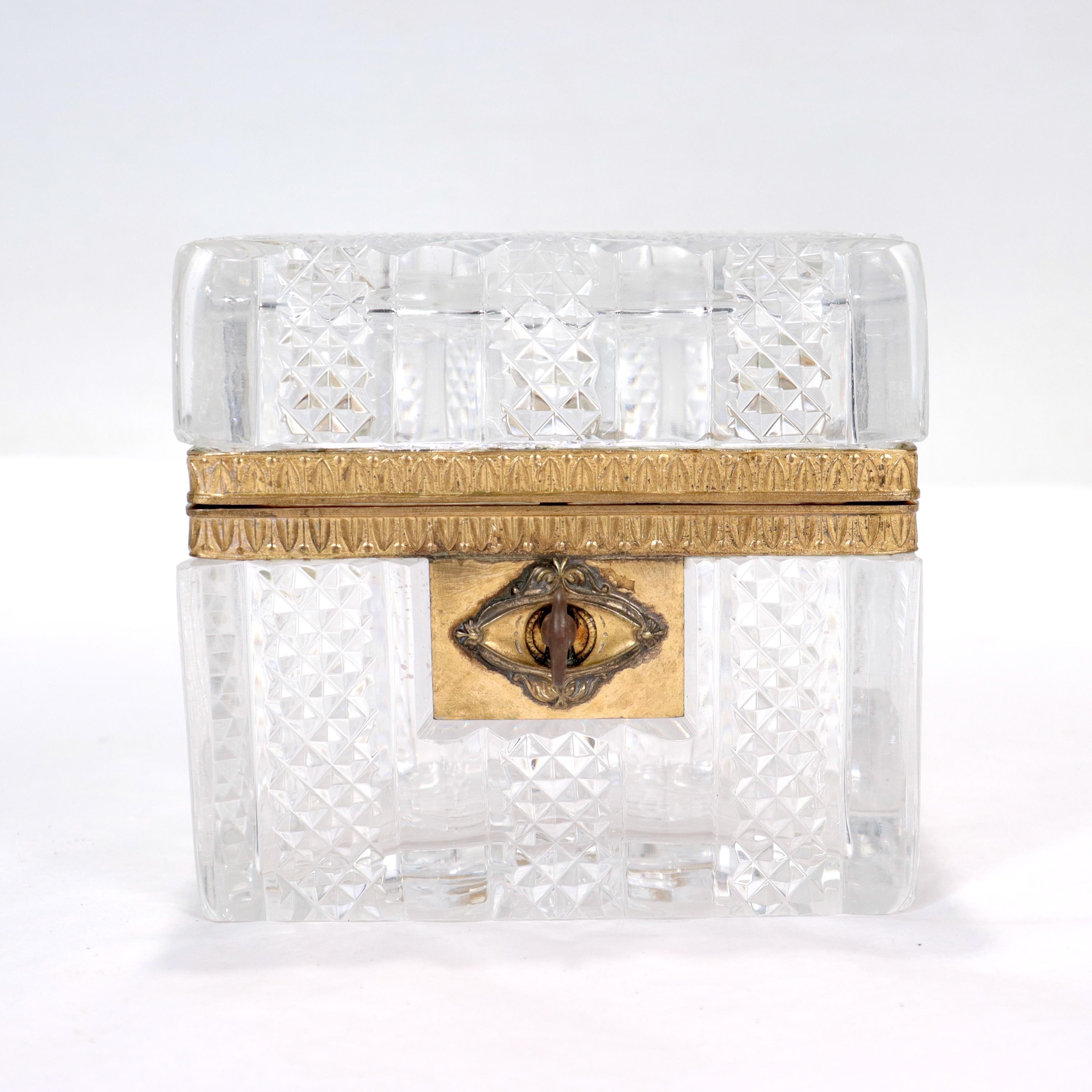 XIXe siècle Ancien coffret en verre taillé français Charles X en vente