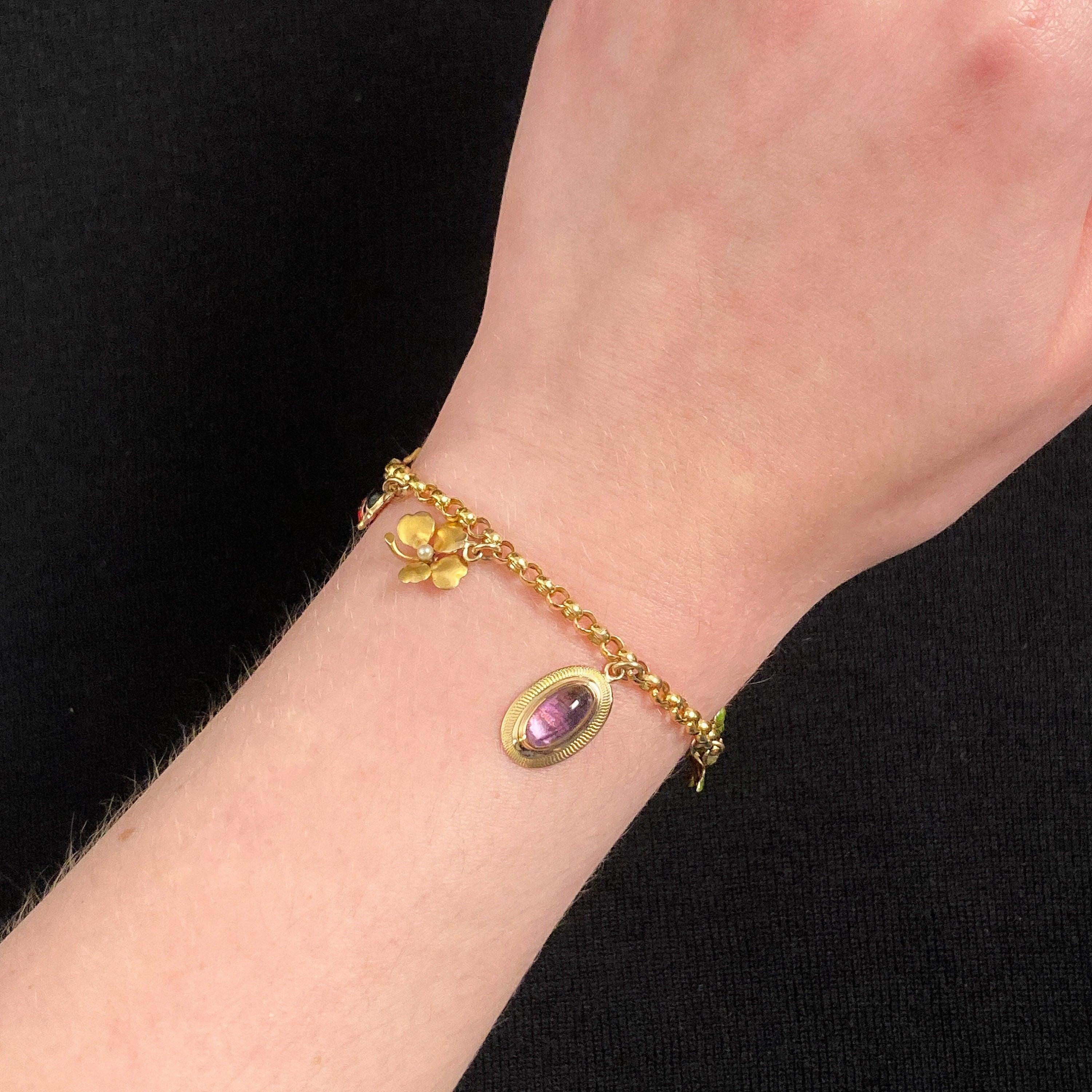 Antique Charm Bracelet of 14k Gold Damen im Angebot