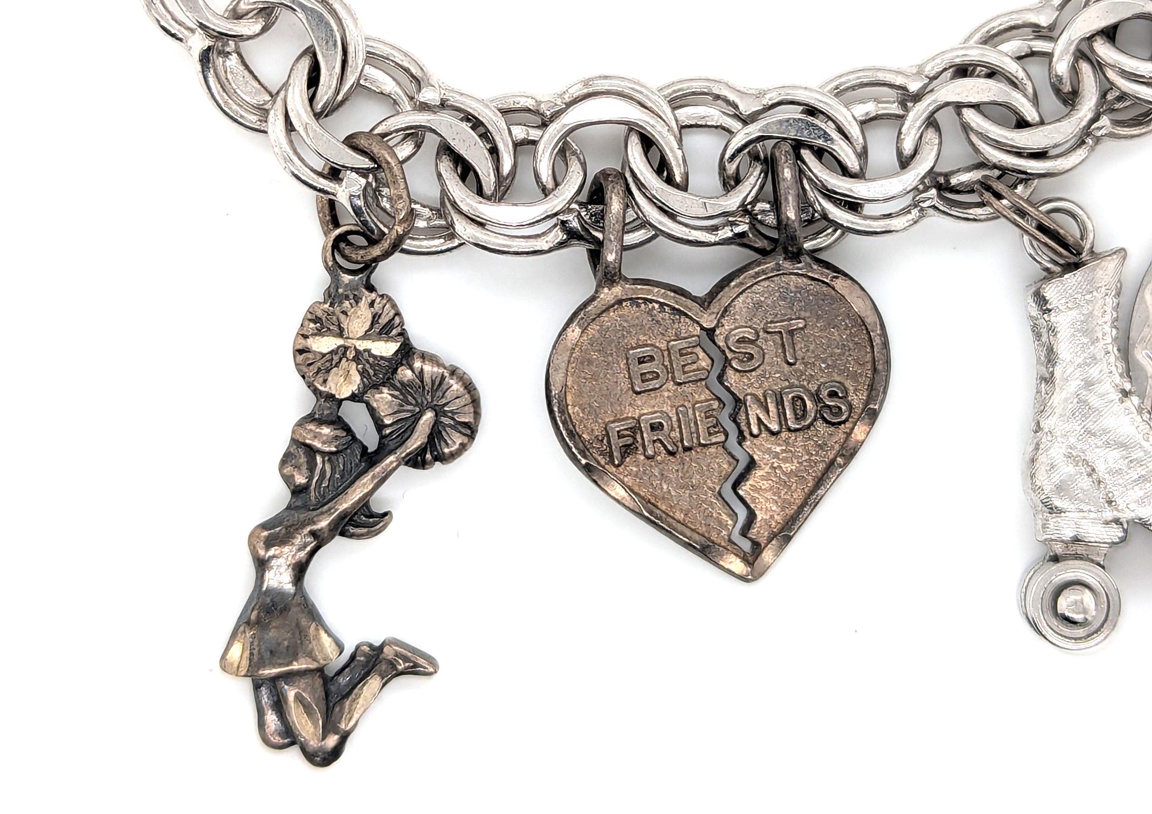 Brazalete antiguo de plata de ley Gato animador Patín de ruedas Mejores amigos




Los colgantes representan un gato, una animadora, un patín, los mejores amigos y una corona navideña

Sólo el colgante del patín no es de plata de ley

La cadena de