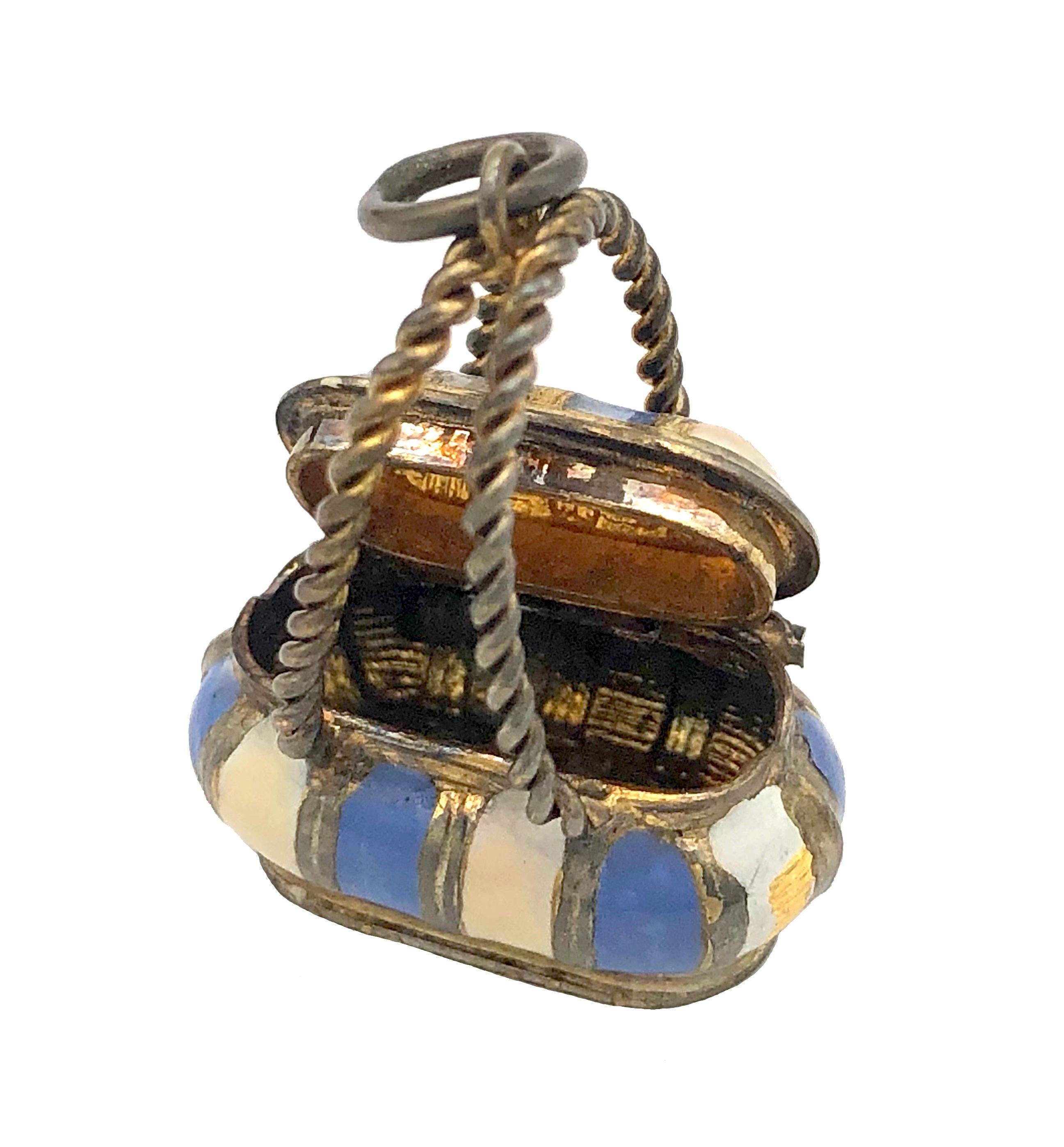 Pendentif breloque antique panier métal doré émail Bon état - En vente à Munich, Bavaria