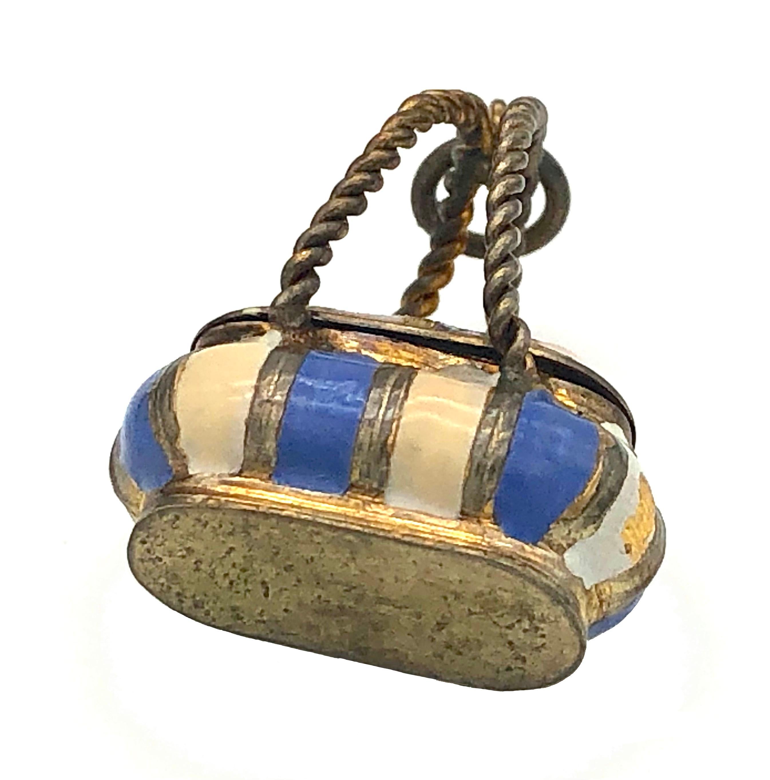 Pendentif breloque antique panier métal doré émail Pour femmes en vente