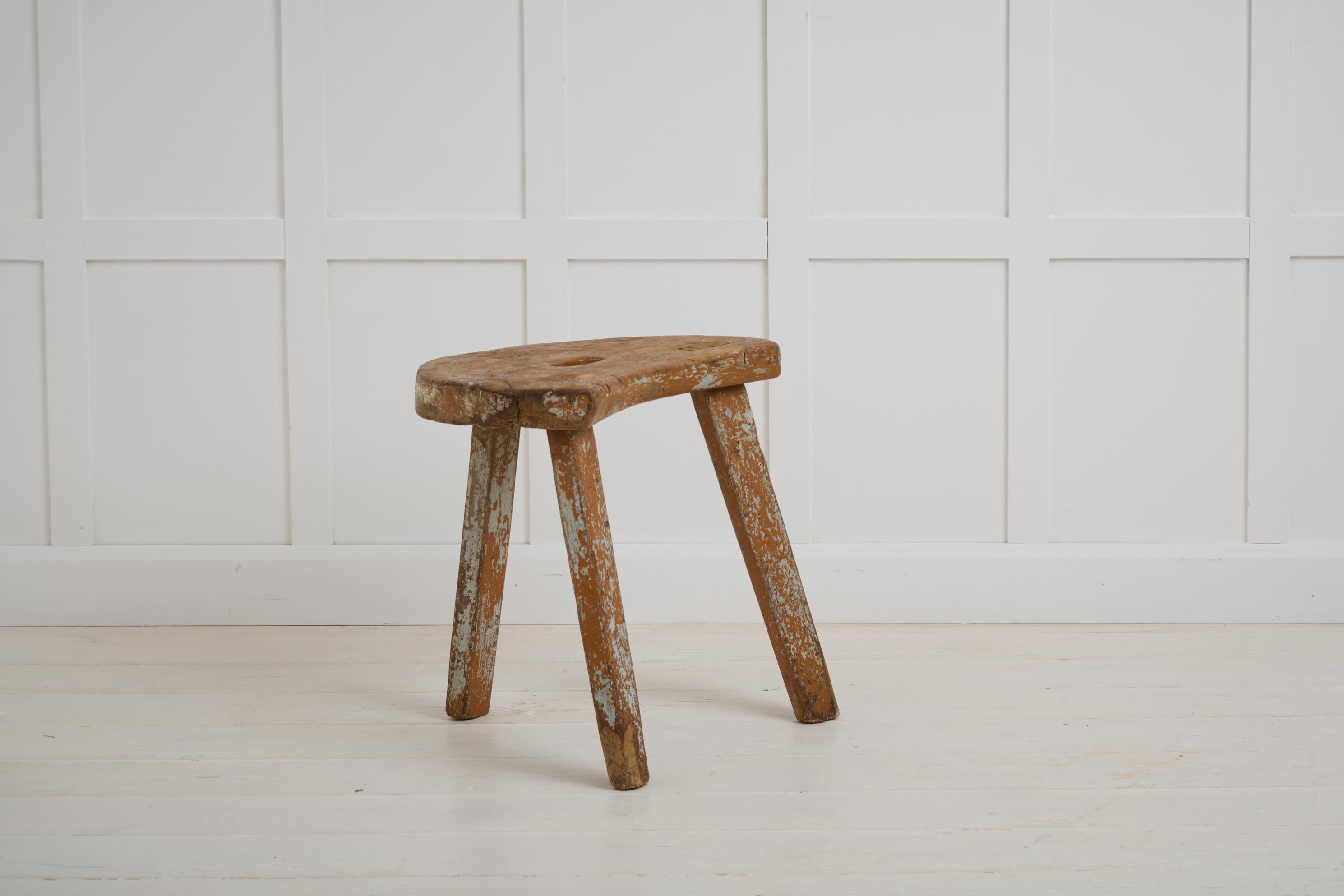 Artisanat Charmant tabouret d'art populaire primitif suédois fabriqué à la main en pin massif en vente