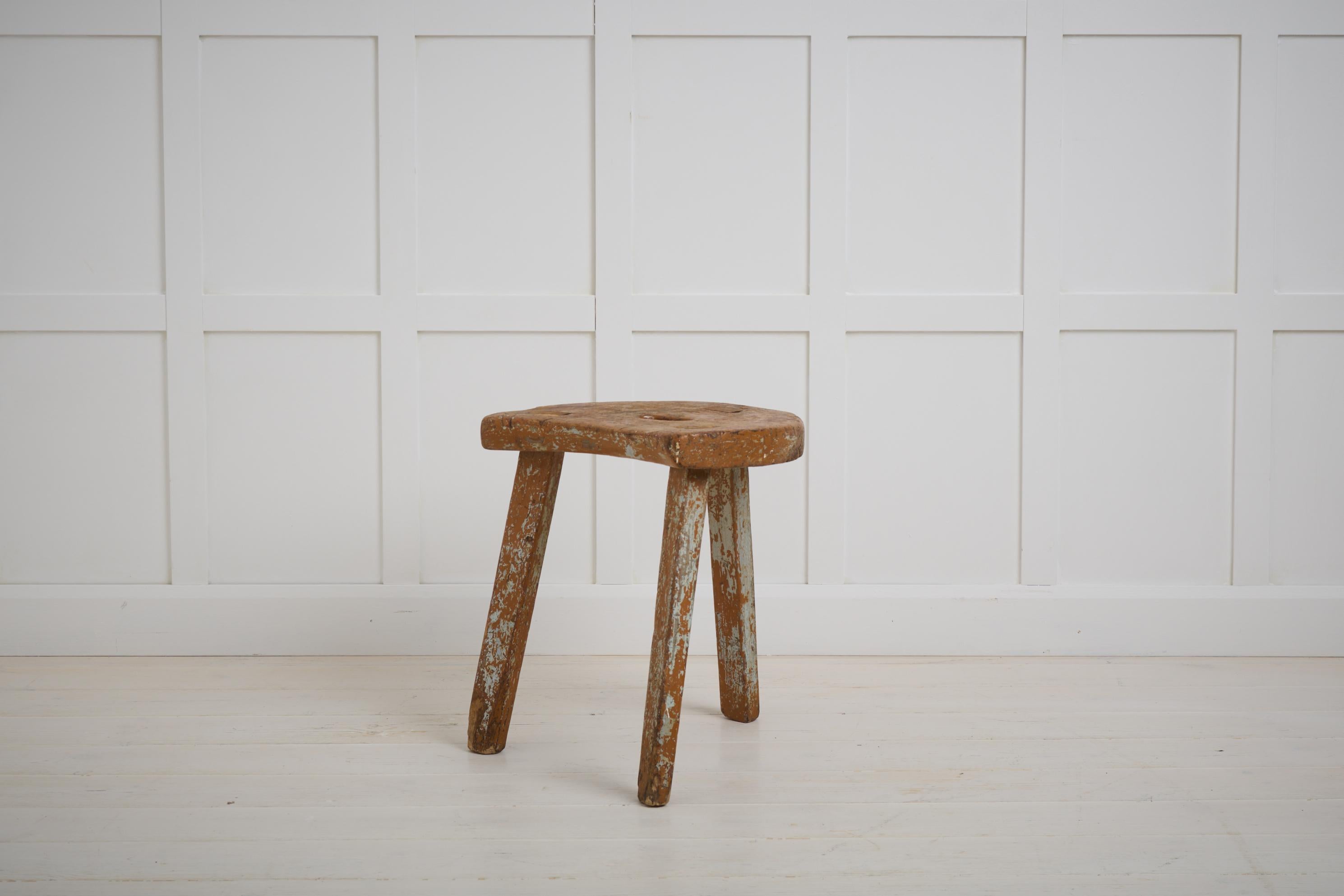 Suédois Charmant tabouret d'art populaire primitif suédois fabriqué à la main en pin massif en vente