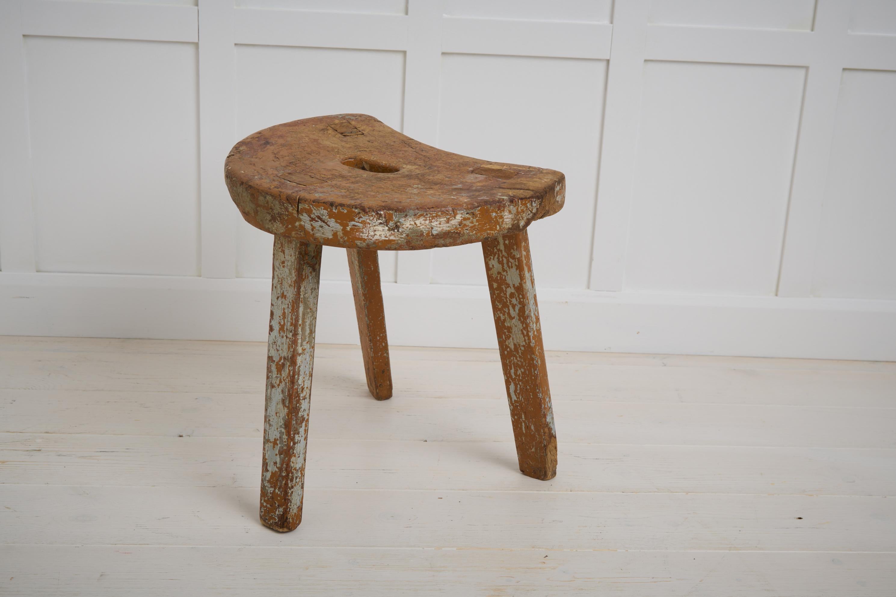 Fait main Charmant tabouret d'art populaire primitif suédois fabriqué à la main en pin massif en vente