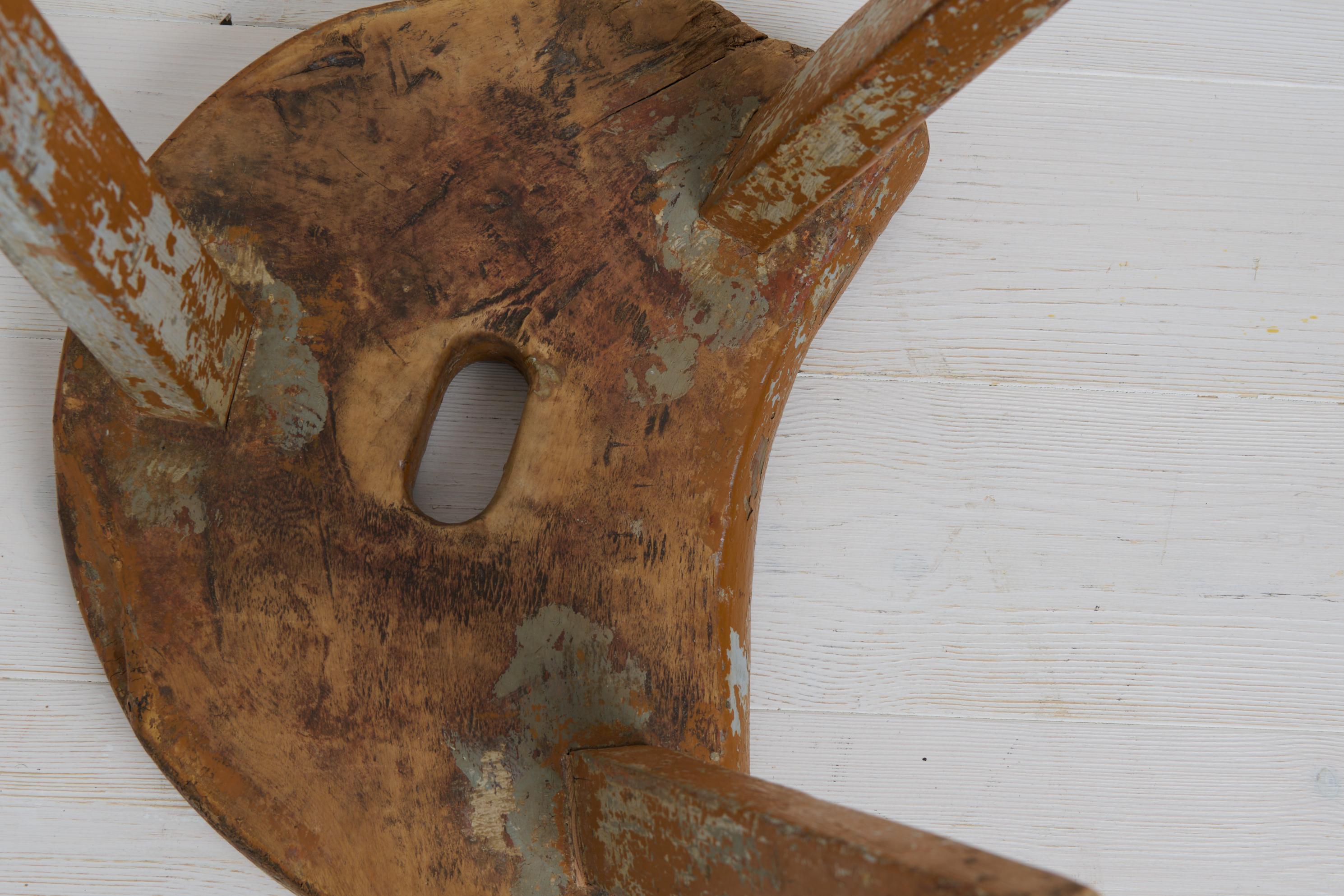 Charmant tabouret d'art populaire primitif suédois fabriqué à la main en pin massif Bon état - En vente à Kramfors, SE