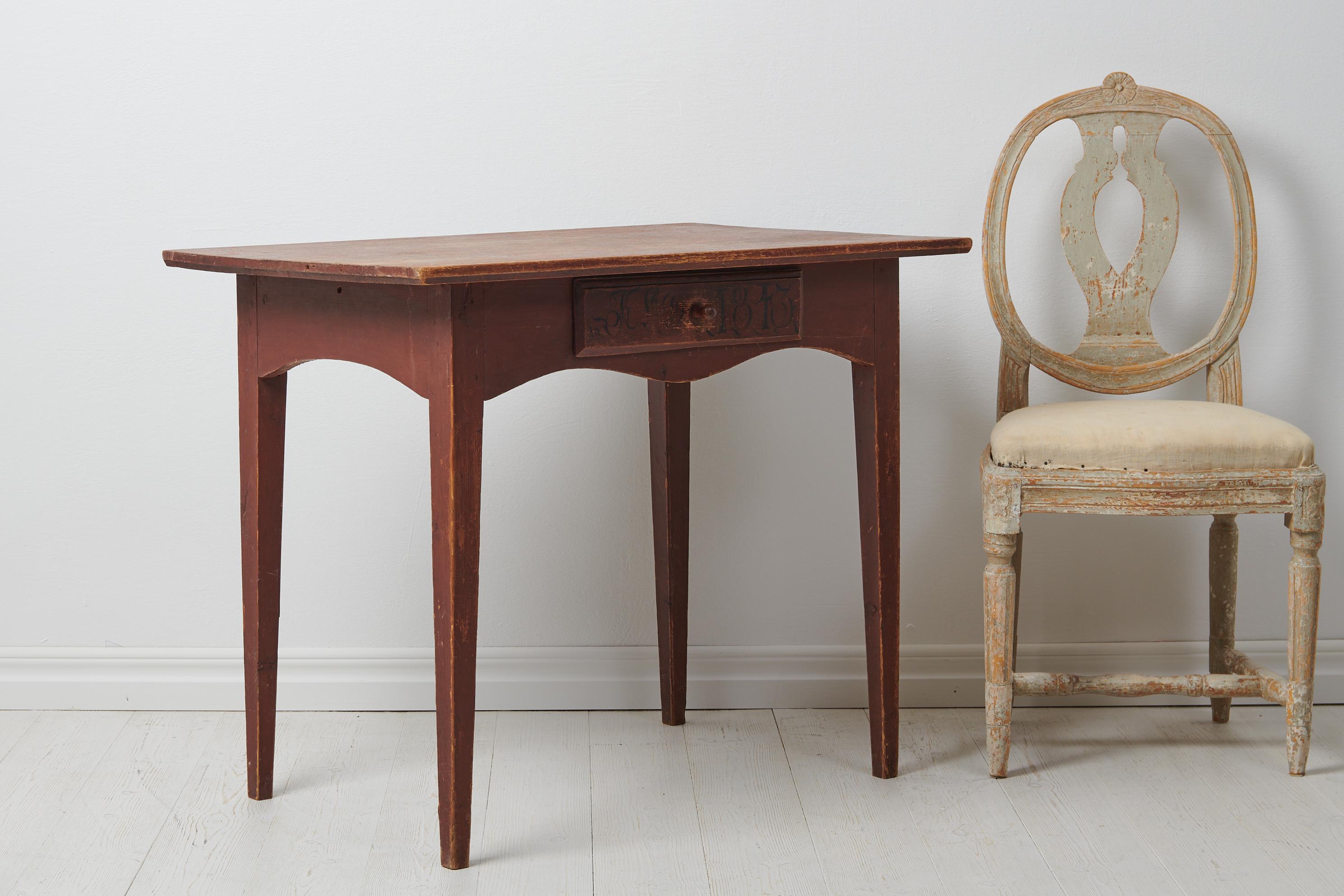 Antigua y encantadora mesa sueca de arte popular Hecho a mano en venta
