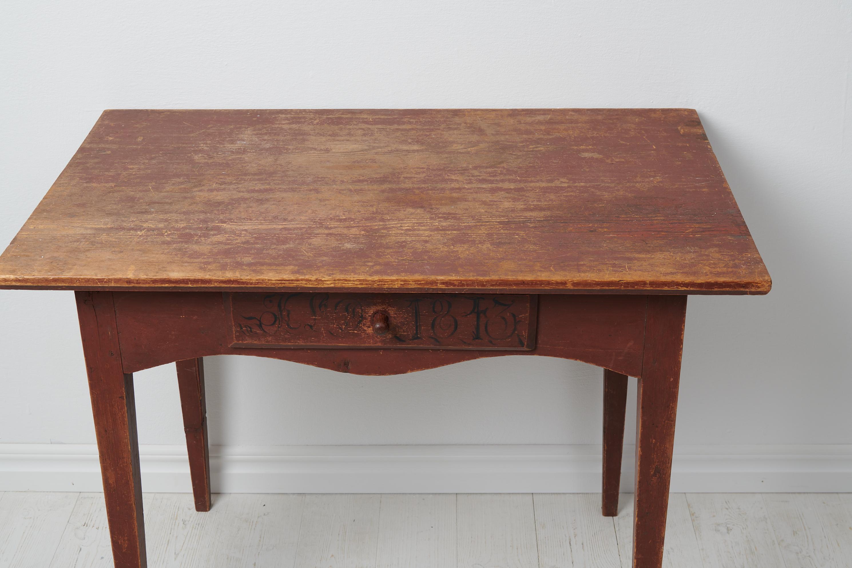 Antigua y encantadora mesa sueca de arte popular Pino en venta