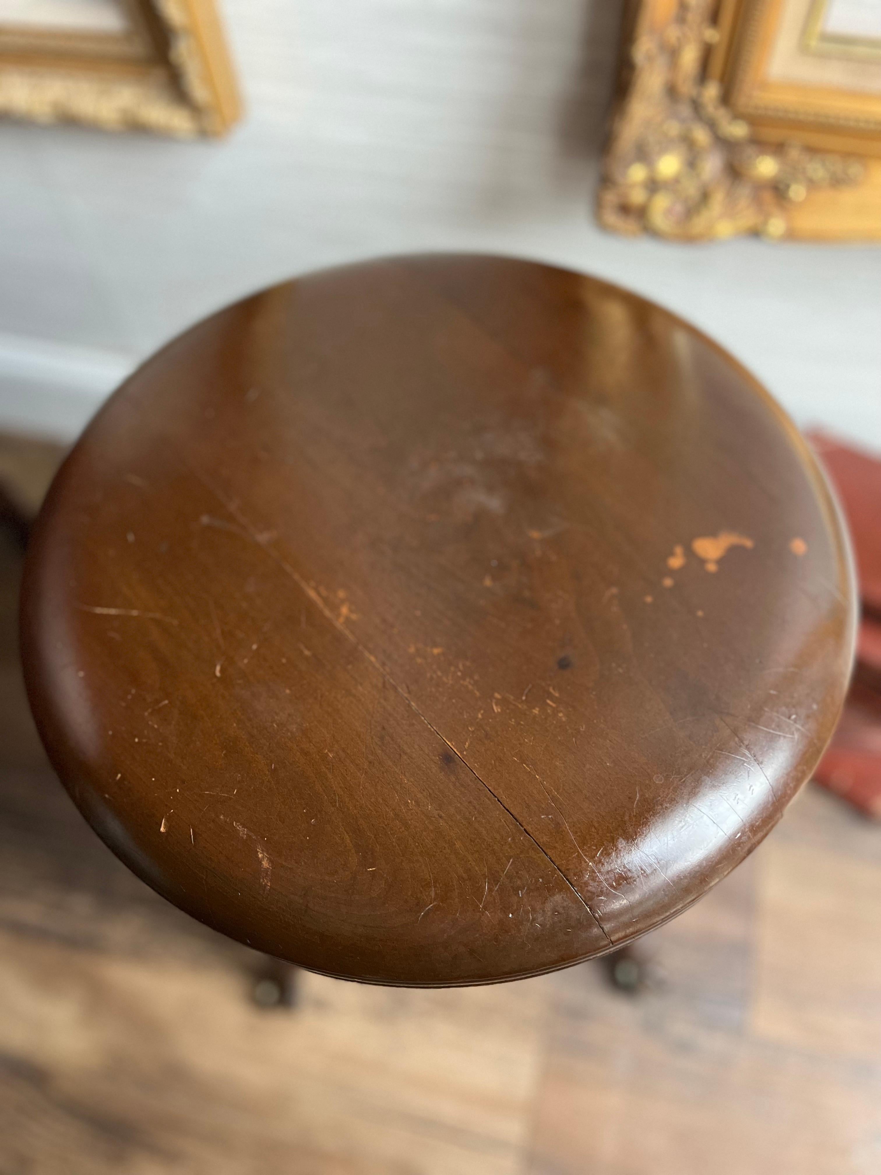Antique Chas Parker Co. Adjustable Height Piano Stool With Claw Feet In Good Condition In Portsmouth, VA