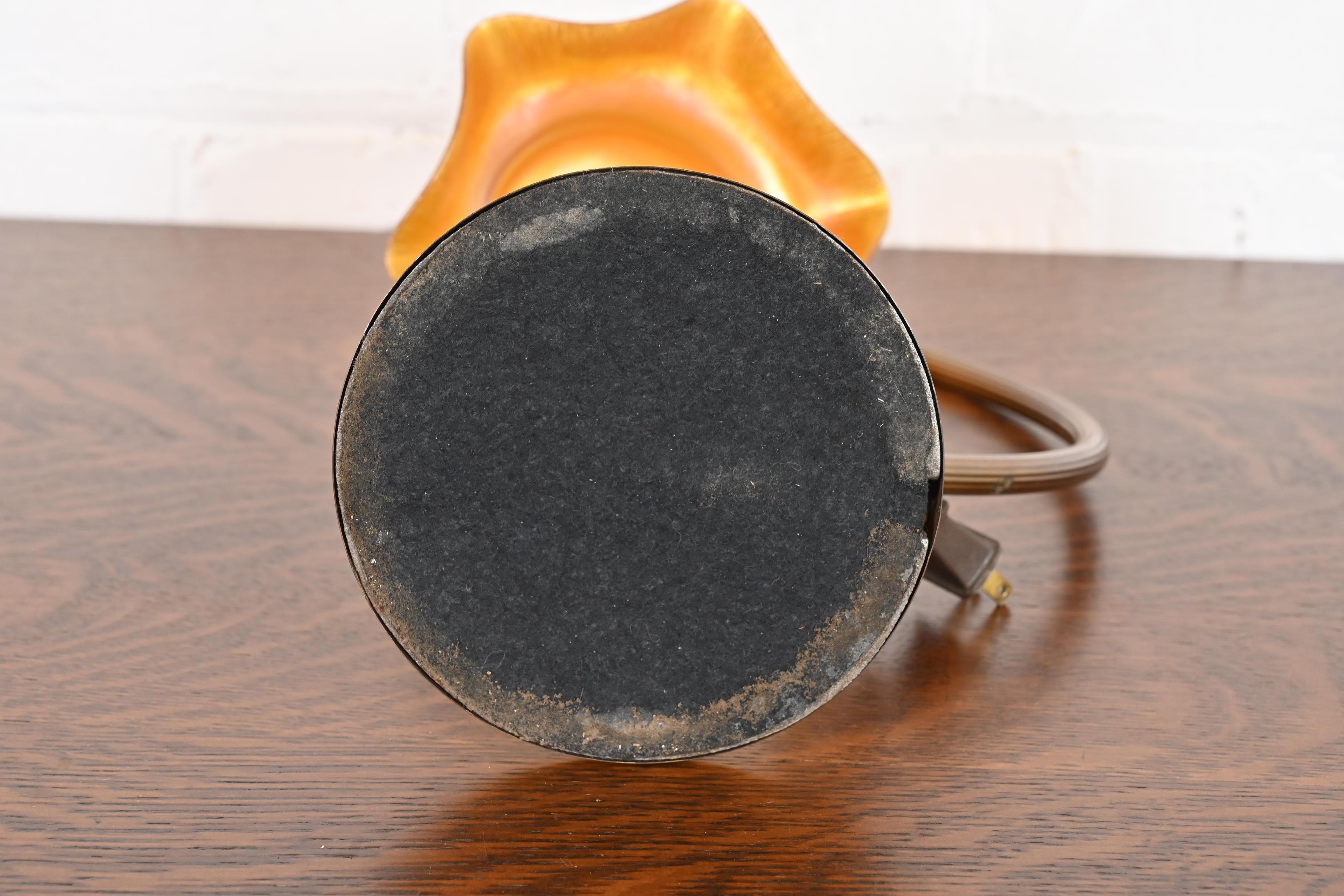 Lampe de bureau Art Déco Chase ancienne avec abat-jour en verre d'art Quezal Favrile en vente 4