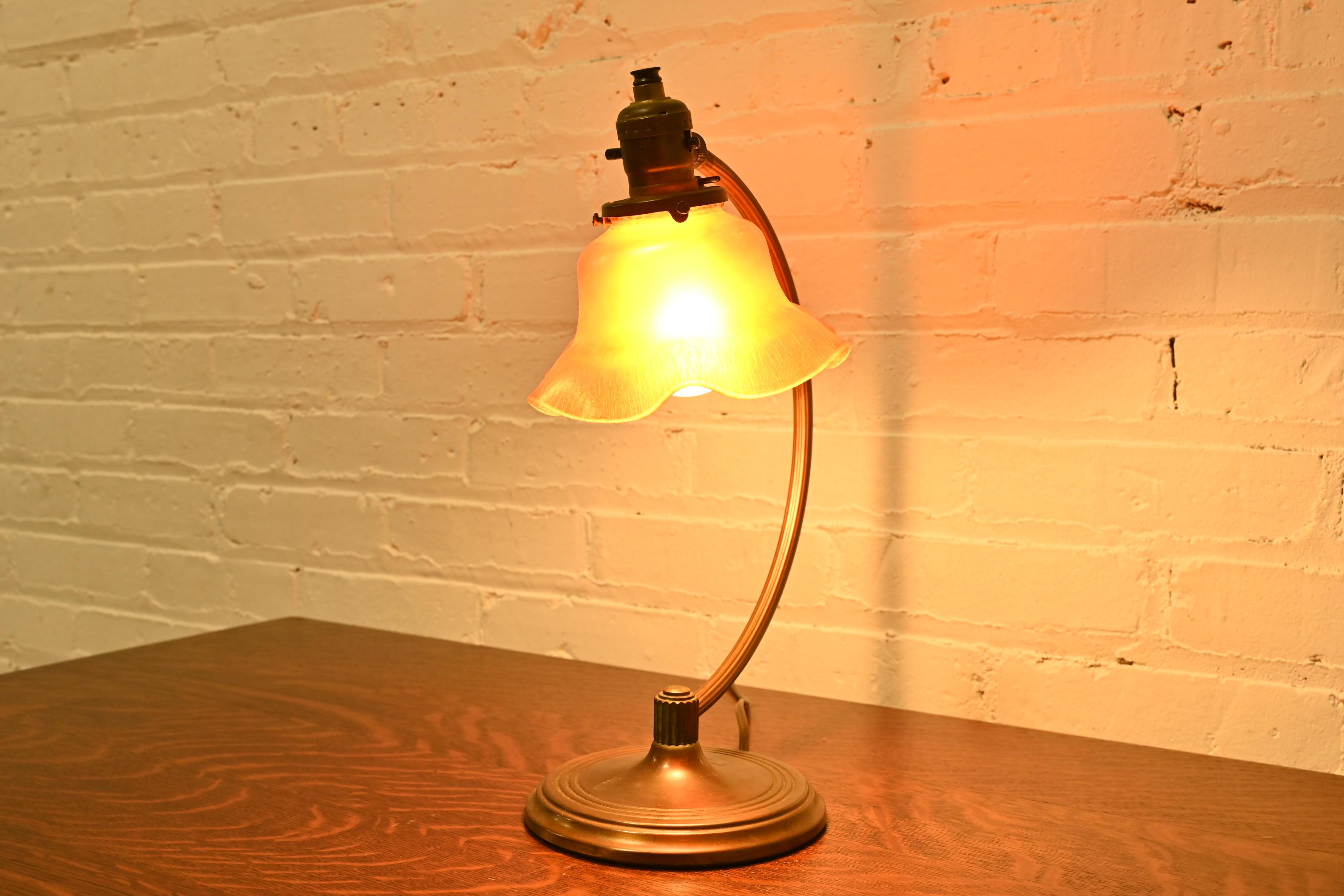 Lampe de bureau Art Déco Chase ancienne avec abat-jour en verre d'art Quezal Favrile en vente 5