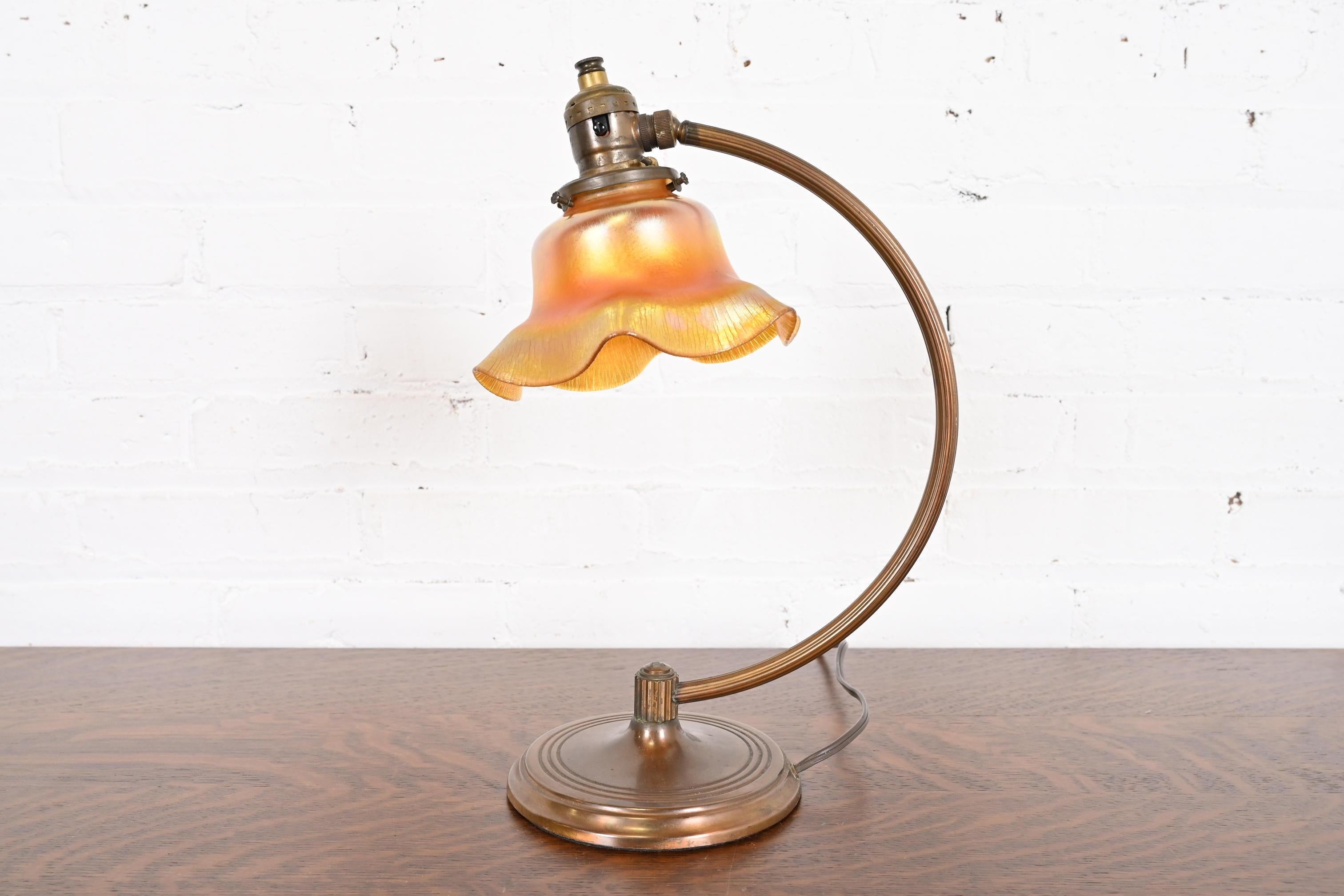 Magnifique lampe de bureau d'époque Arts & Crafts ou Art Deco

À la manière des studios Tiffany

La base est de Chase et l'abat-jour en verre d'art est de Quezal. Les deux sont signés.

USA, Circa 1930s

Base en laiton, avec un magnifique abat-jour