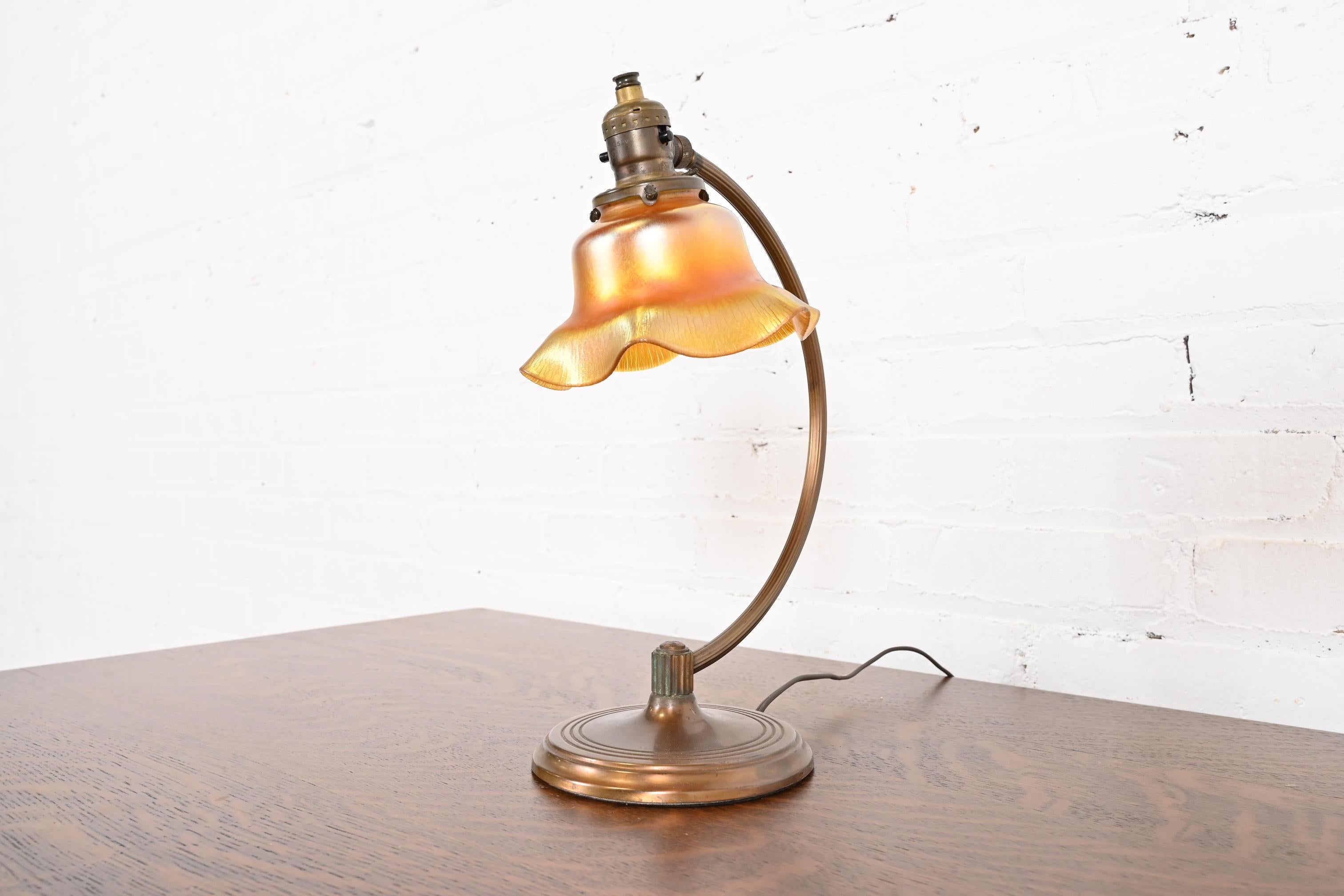 Arts and Crafts Lampe de bureau Art Déco Chase ancienne avec abat-jour en verre d'art Quezal Favrile en vente
