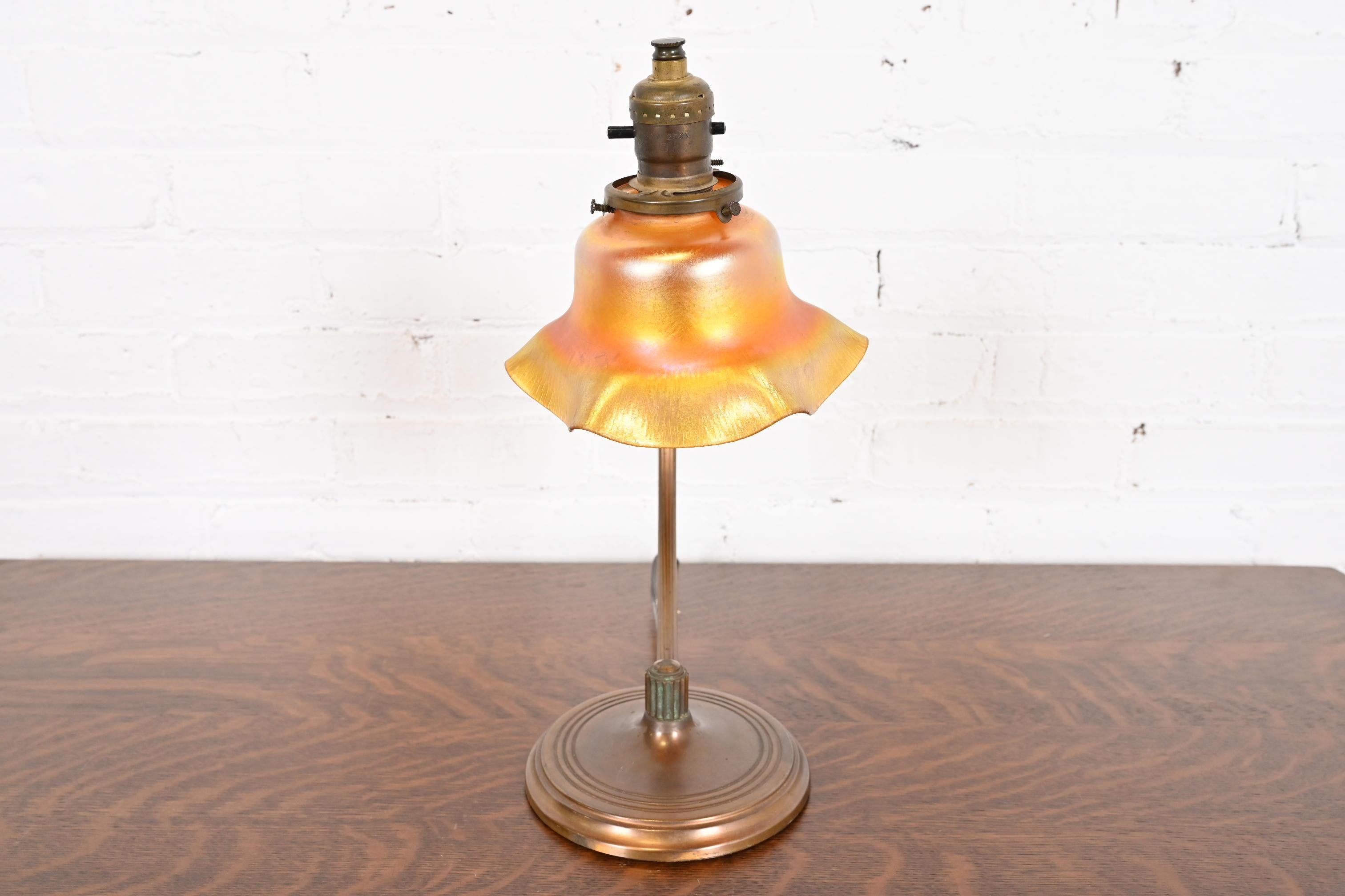 Lampe de bureau Art Déco Chase ancienne avec abat-jour en verre d'art Quezal Favrile Bon état - En vente à South Bend, IN