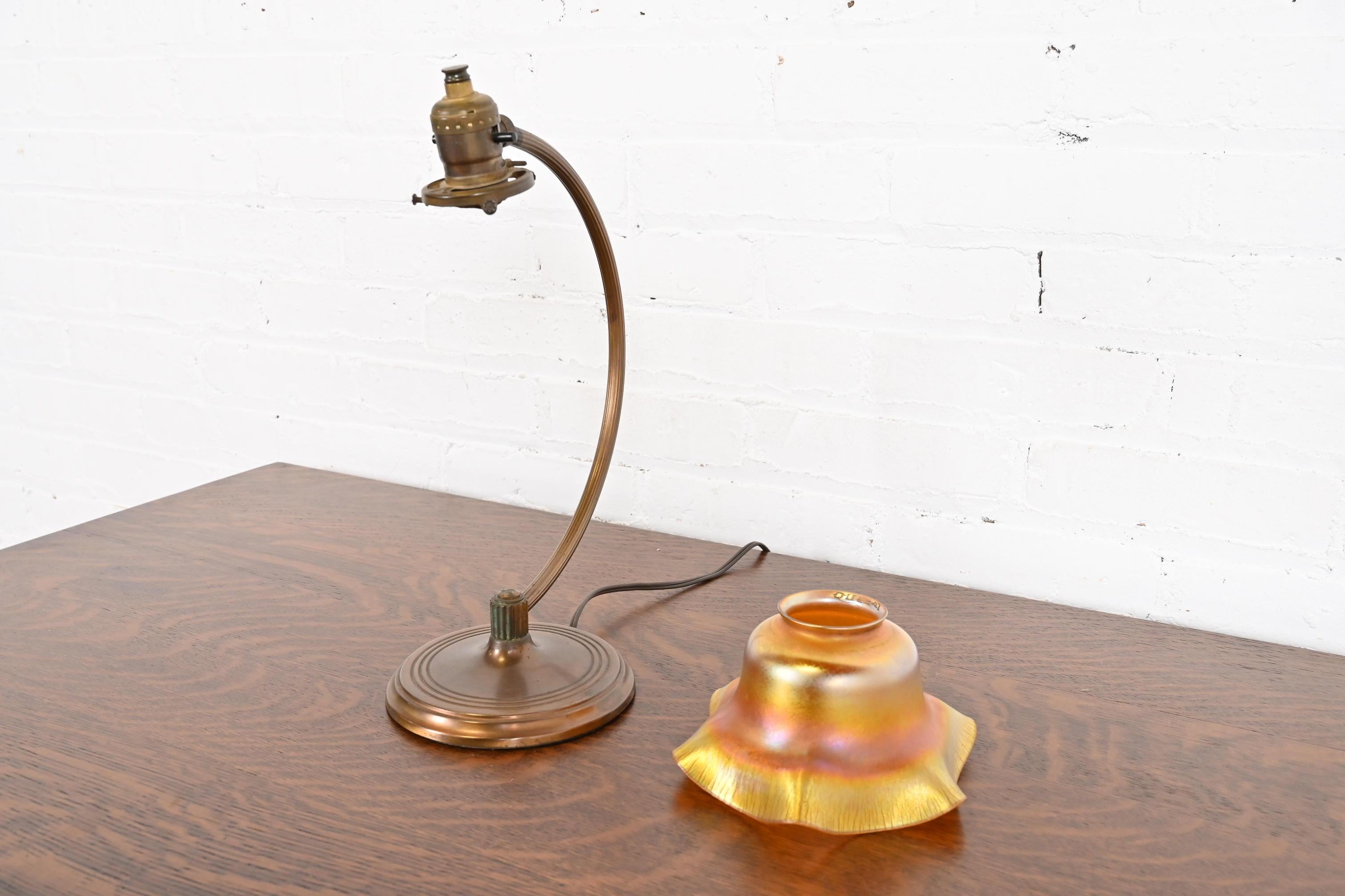 Milieu du XXe siècle Lampe de bureau Art Déco Chase ancienne avec abat-jour en verre d'art Quezal Favrile en vente