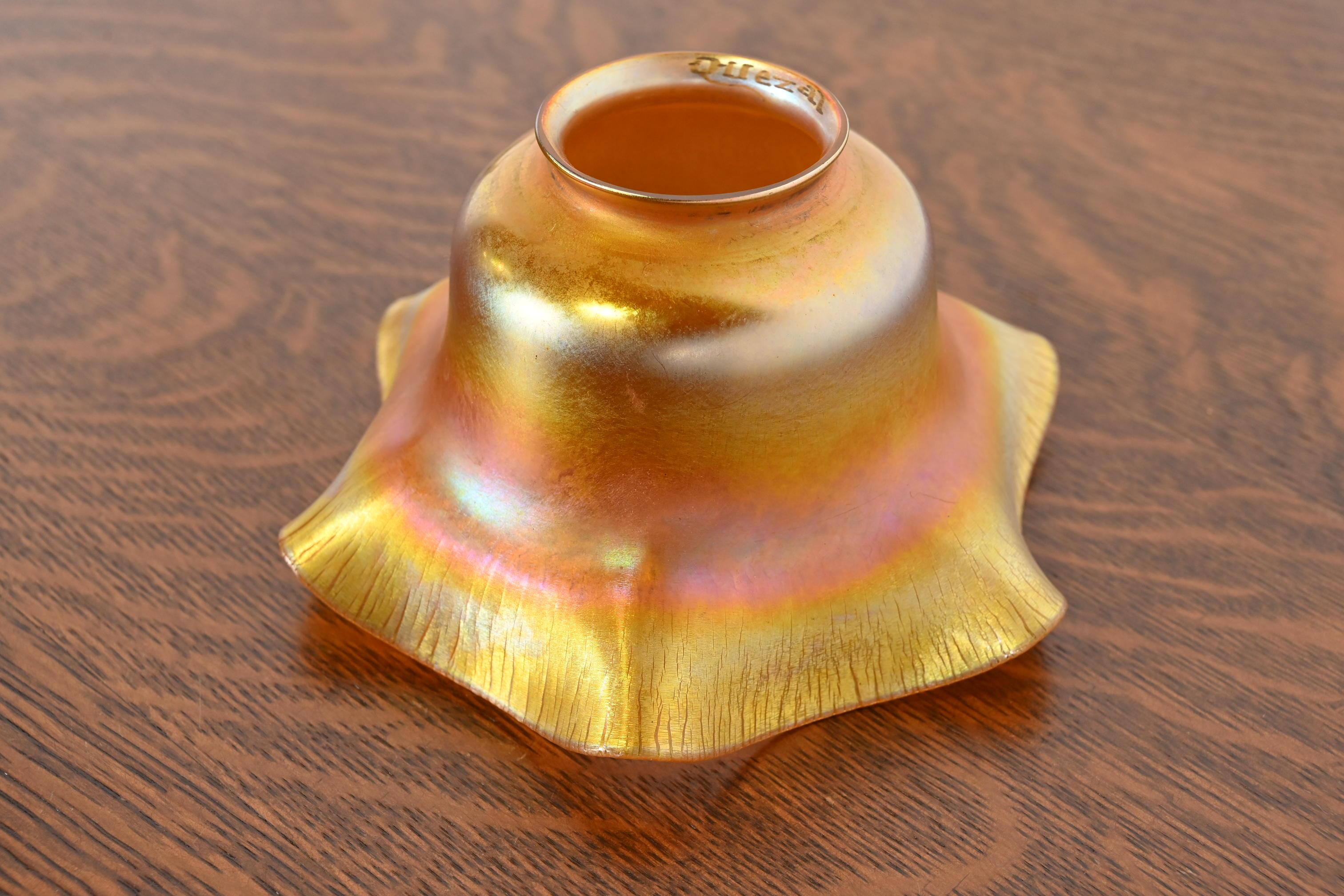 Verre d'art Lampe de bureau Art Déco Chase ancienne avec abat-jour en verre d'art Quezal Favrile en vente