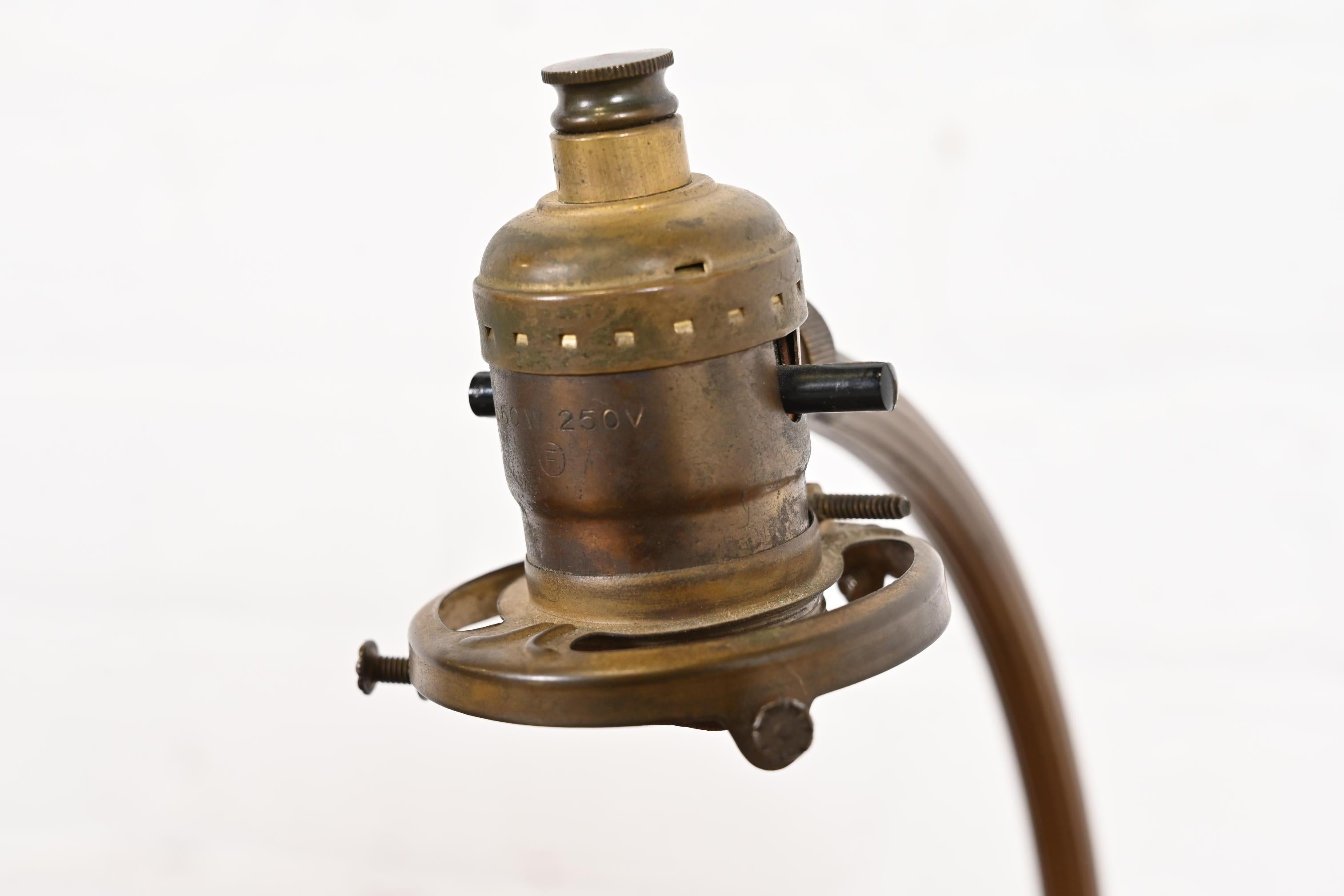 Lampe de bureau Art Déco Chase ancienne avec abat-jour en verre d'art Quezal Favrile en vente 2