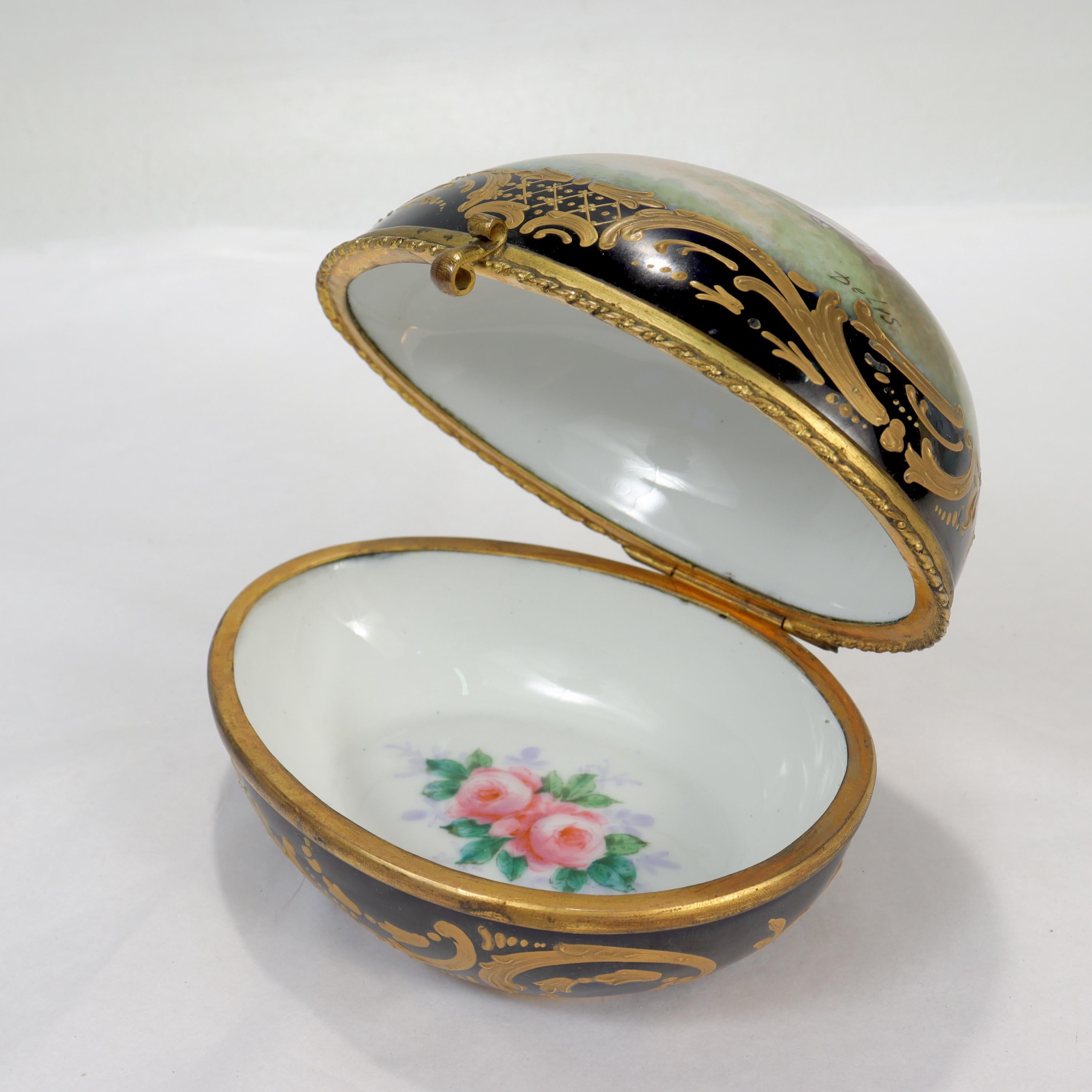 Boîte de commode ancienne en porcelaine de style château des Tuileries de Sèvres peinte à la main en vente 1