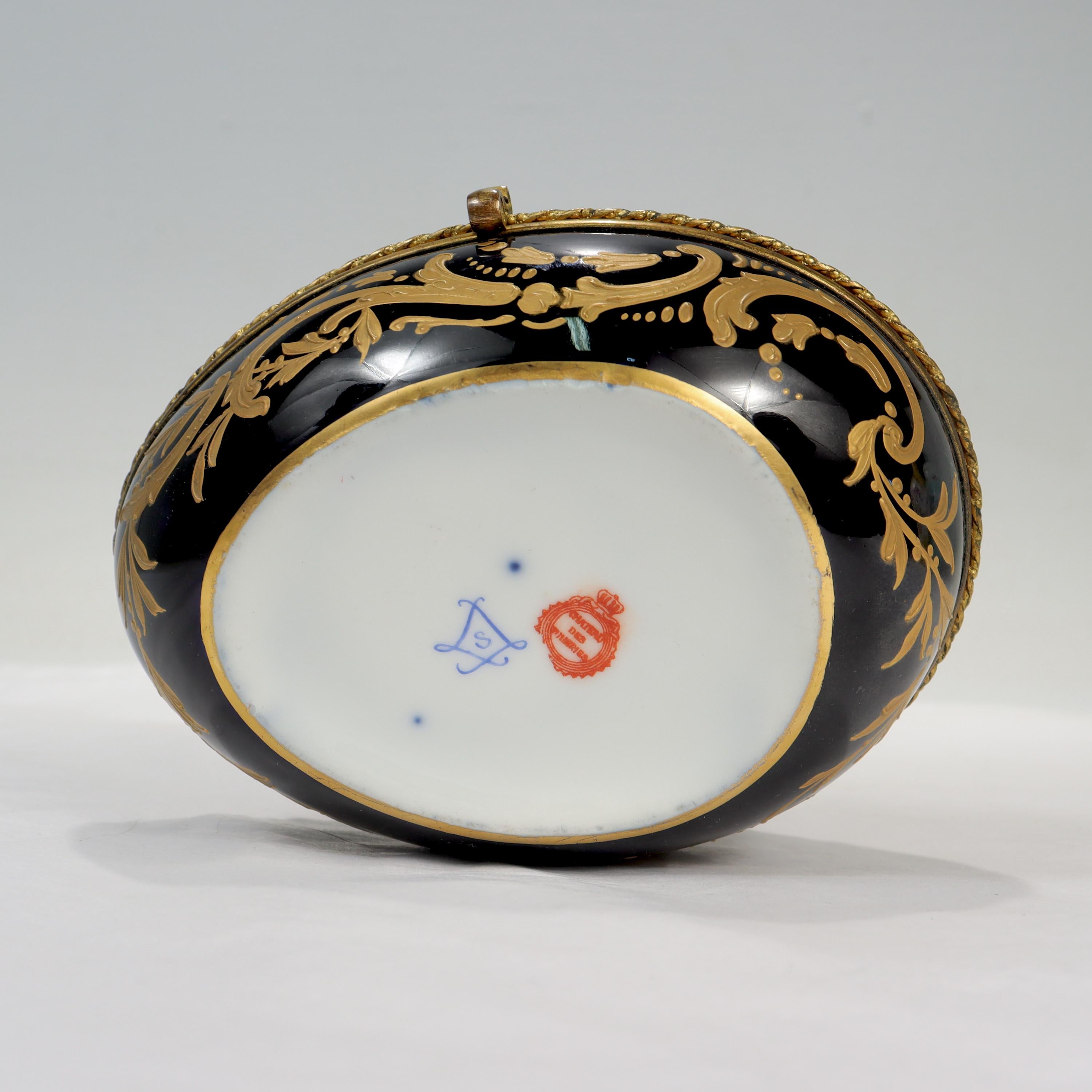 Boîte de commode ancienne en porcelaine de style château des Tuileries de Sèvres peinte à la main en vente 3