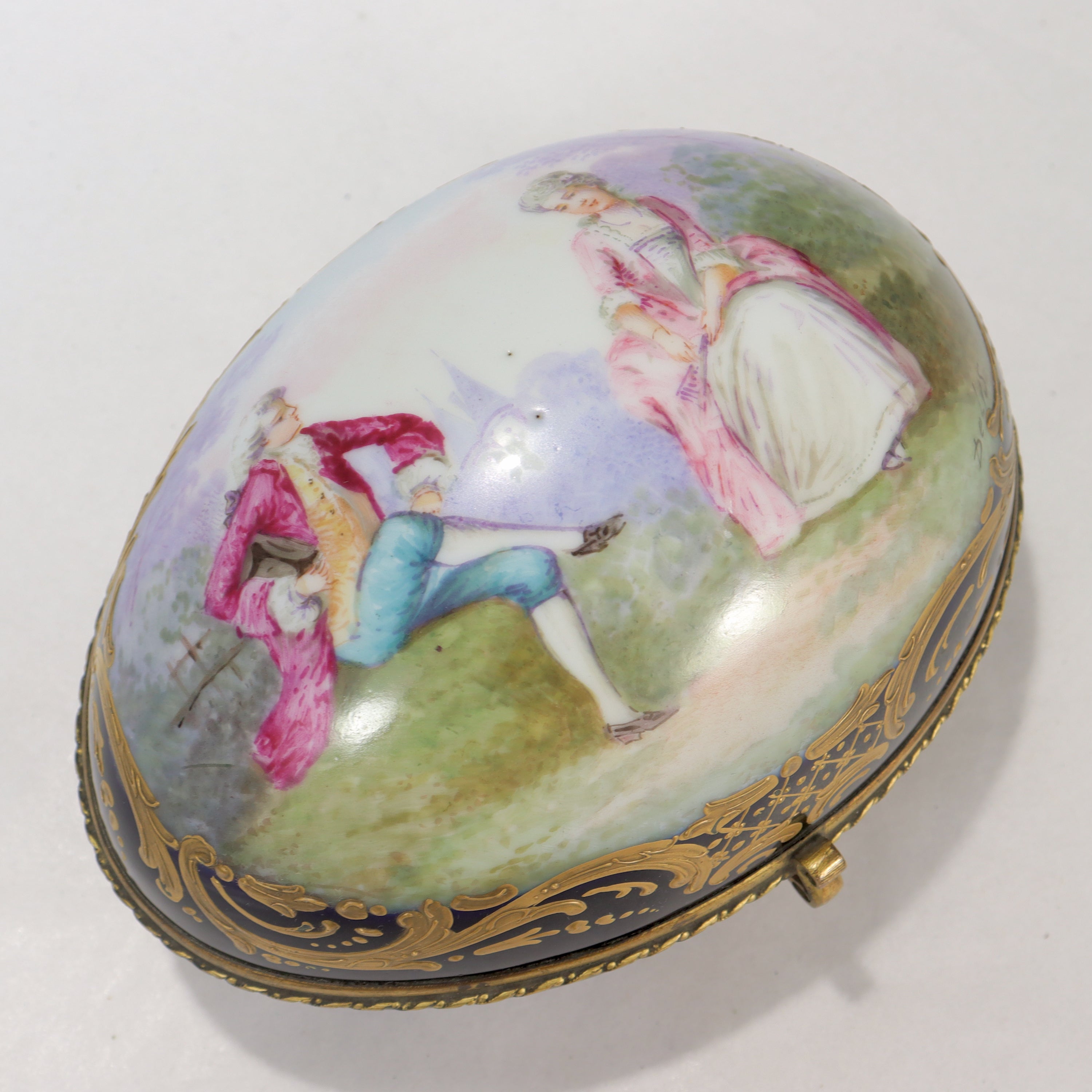 Beaux Arts Antique Chateau Des Tuileries Sevres Type Porcelain Hand Painted Dresser Box For Sale