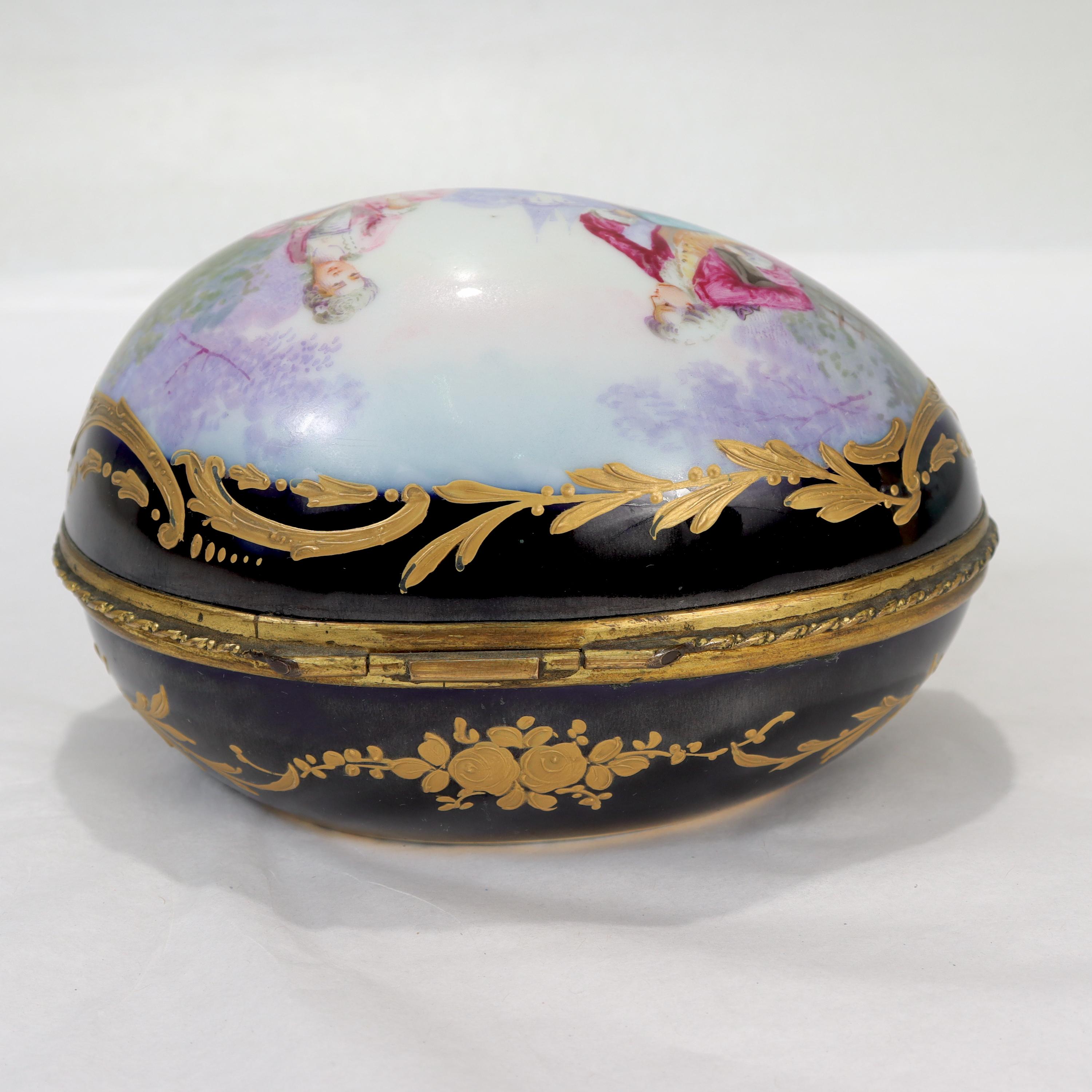 Antique Chateau Des Tuileries Sevres Type Porcelain Hand Painted Dresser Box In Good Condition For Sale In Philadelphia, PA