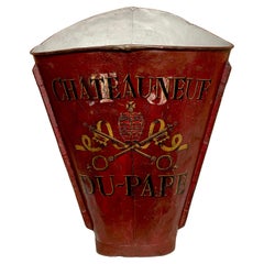 Antico cappello per uva Chateauneuf de Pape rosso e dorato in zinco